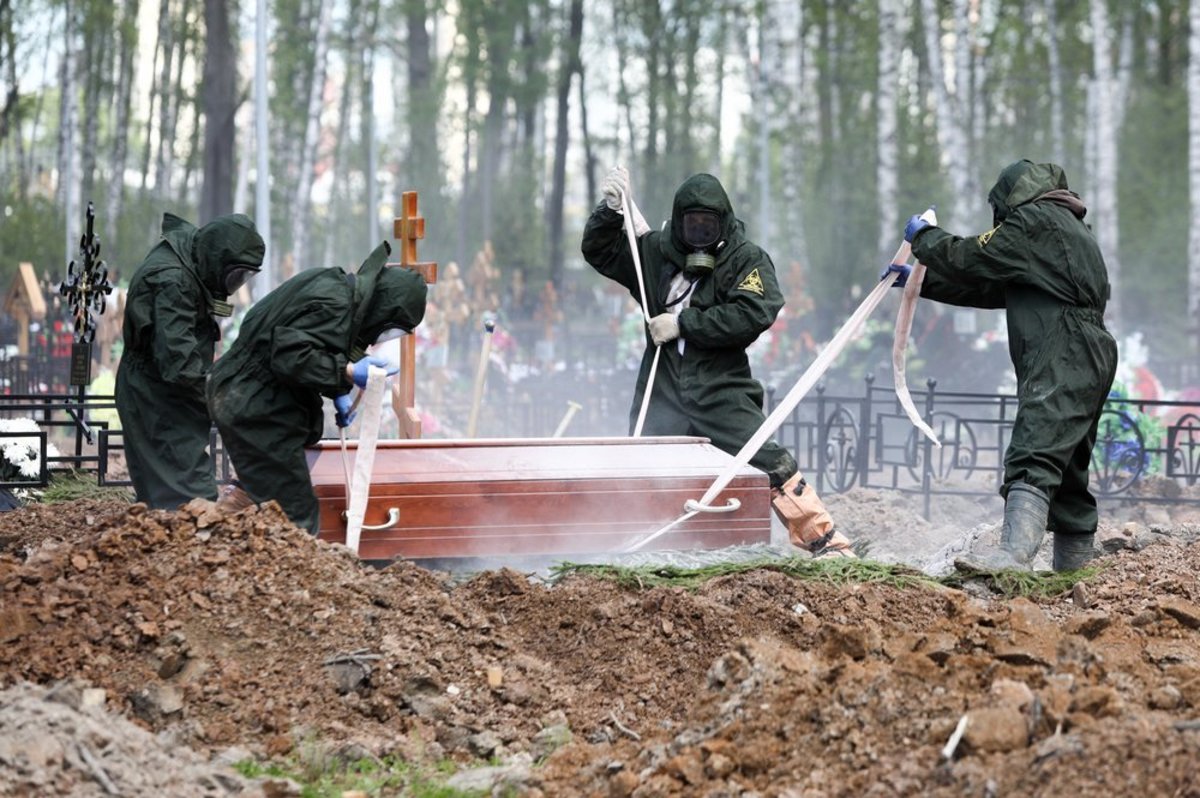 Опубликованы фото похорон умерших от коронавируса пациентов в Москве