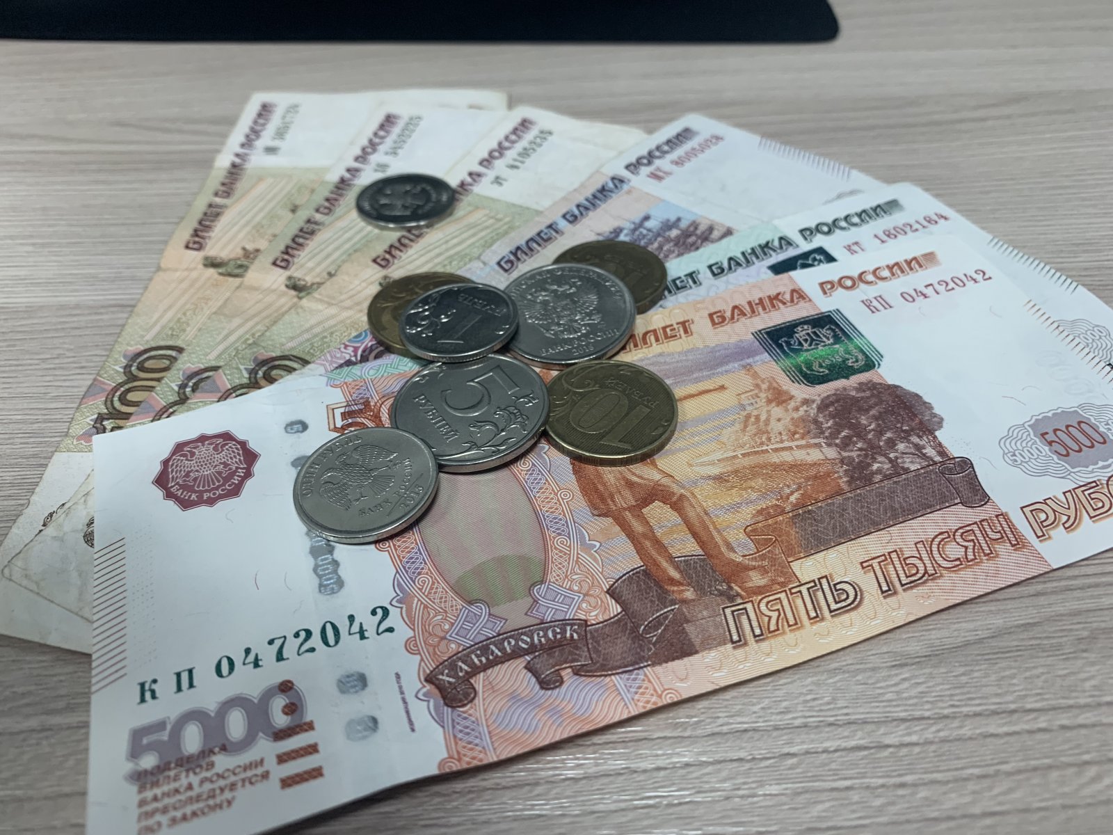 На торгах рубль теснит валюту