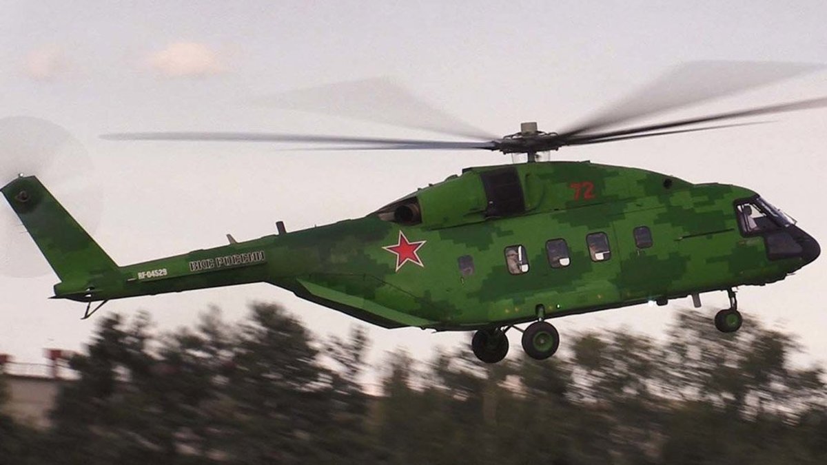 Военный вертолёт Ми-38 экстренно приземлился на трассе в Подмосковье