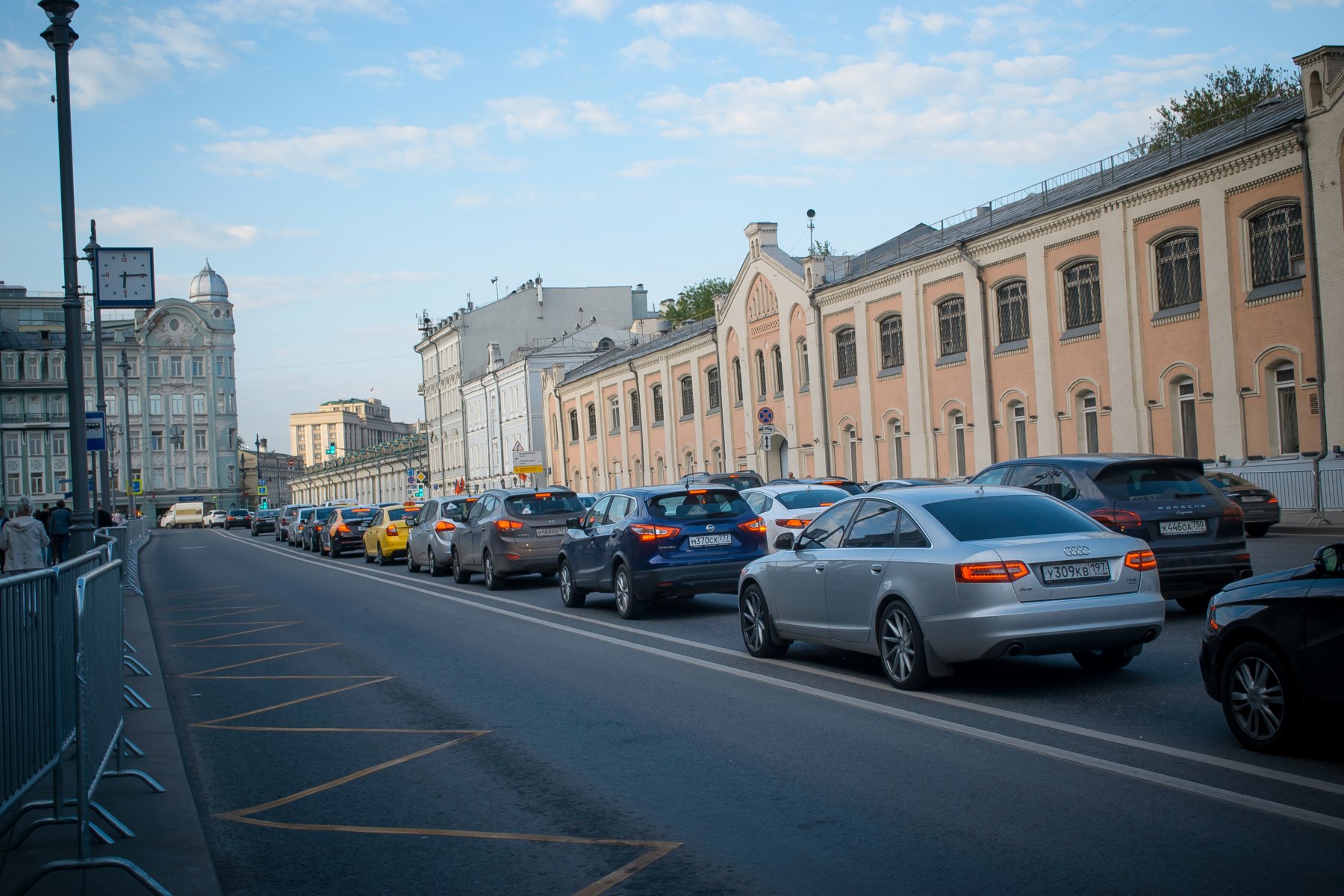 Перед выходными дороги Москвы вечером 11 июня загружены