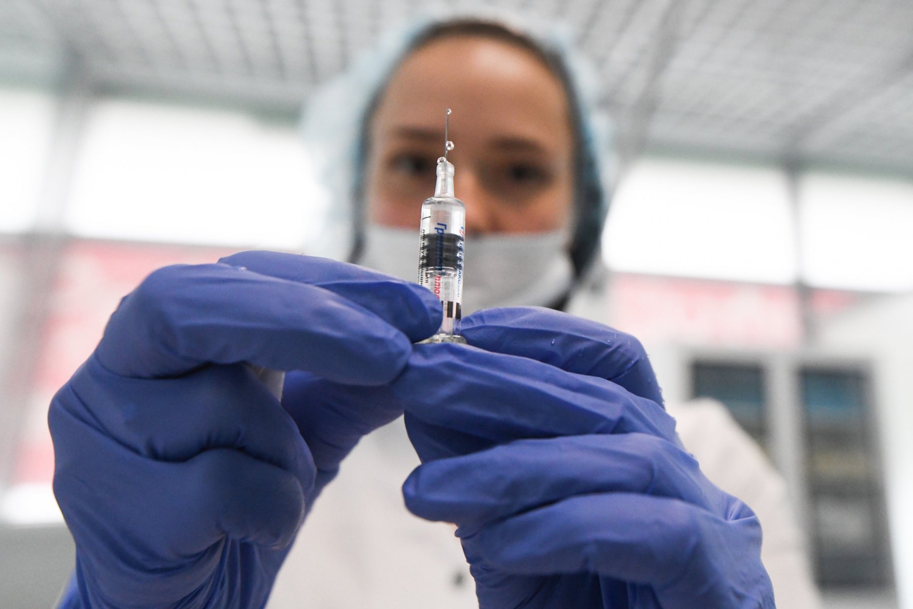 Военные добровольцы-испытатели ковид-вакцины – в норме
