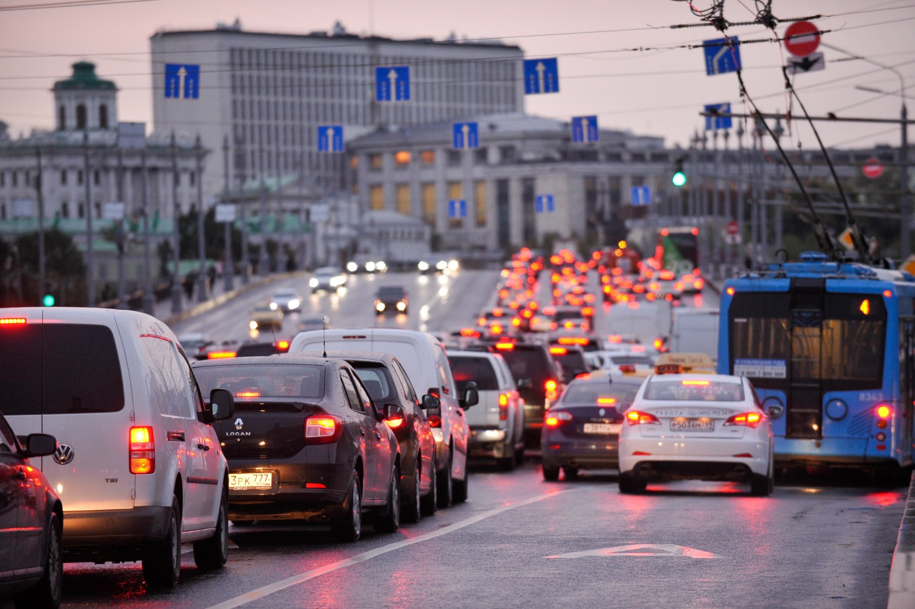 Автомобилистов Москвы попросили вечером 13 июля пересесть в метро