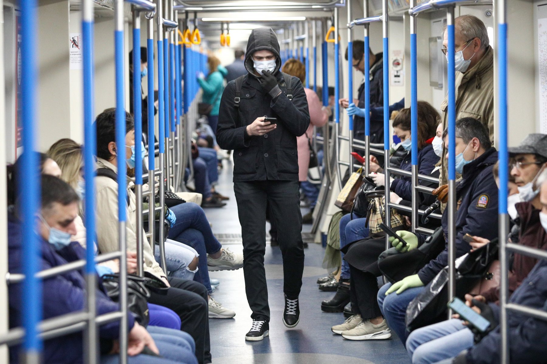 В метро Москвы выявляют пассажиров без масок и перчаток