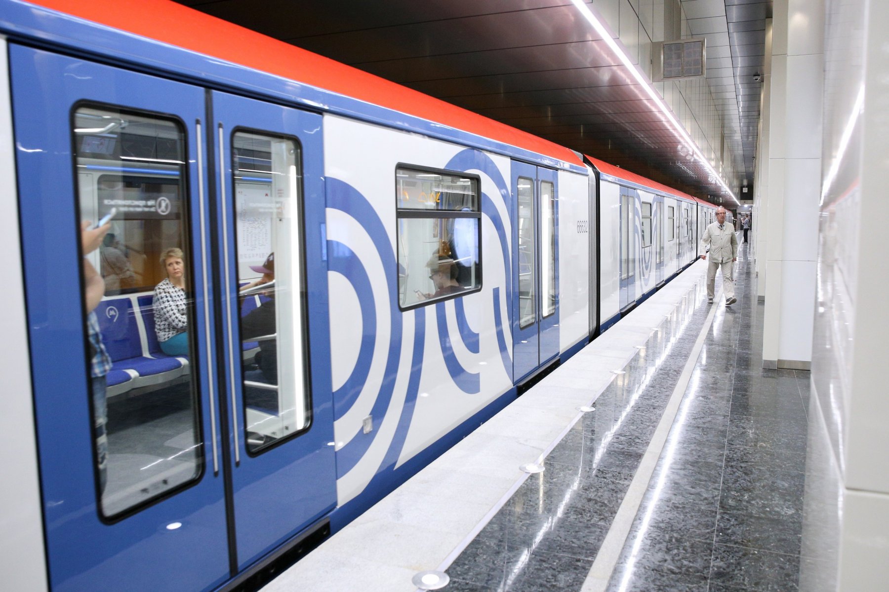 Помогать пассажирам метро Москвы будет Александра