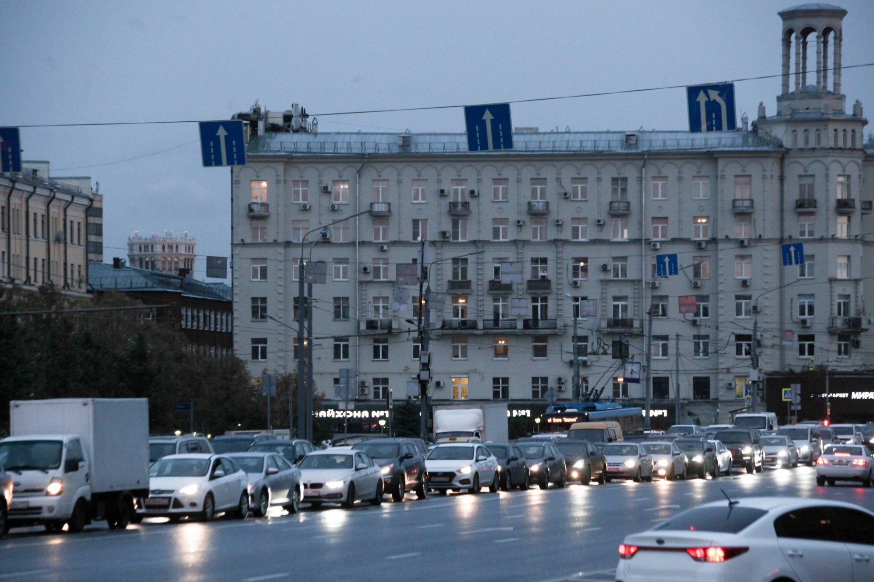 Дождь в Москве заставил автомобили застрять в пробках