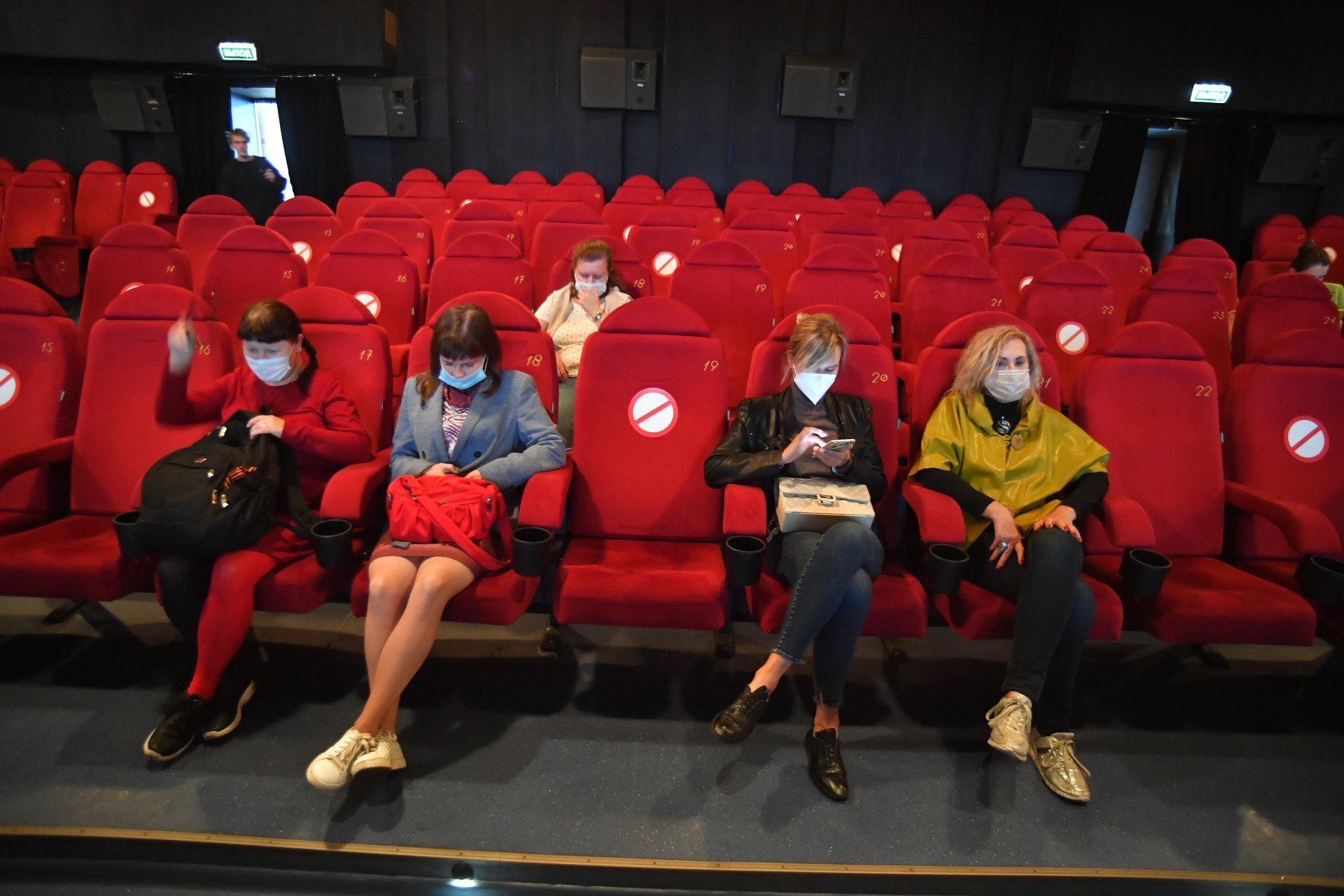 В России при показе фильмов в кинотеатрах не будут запирать двери