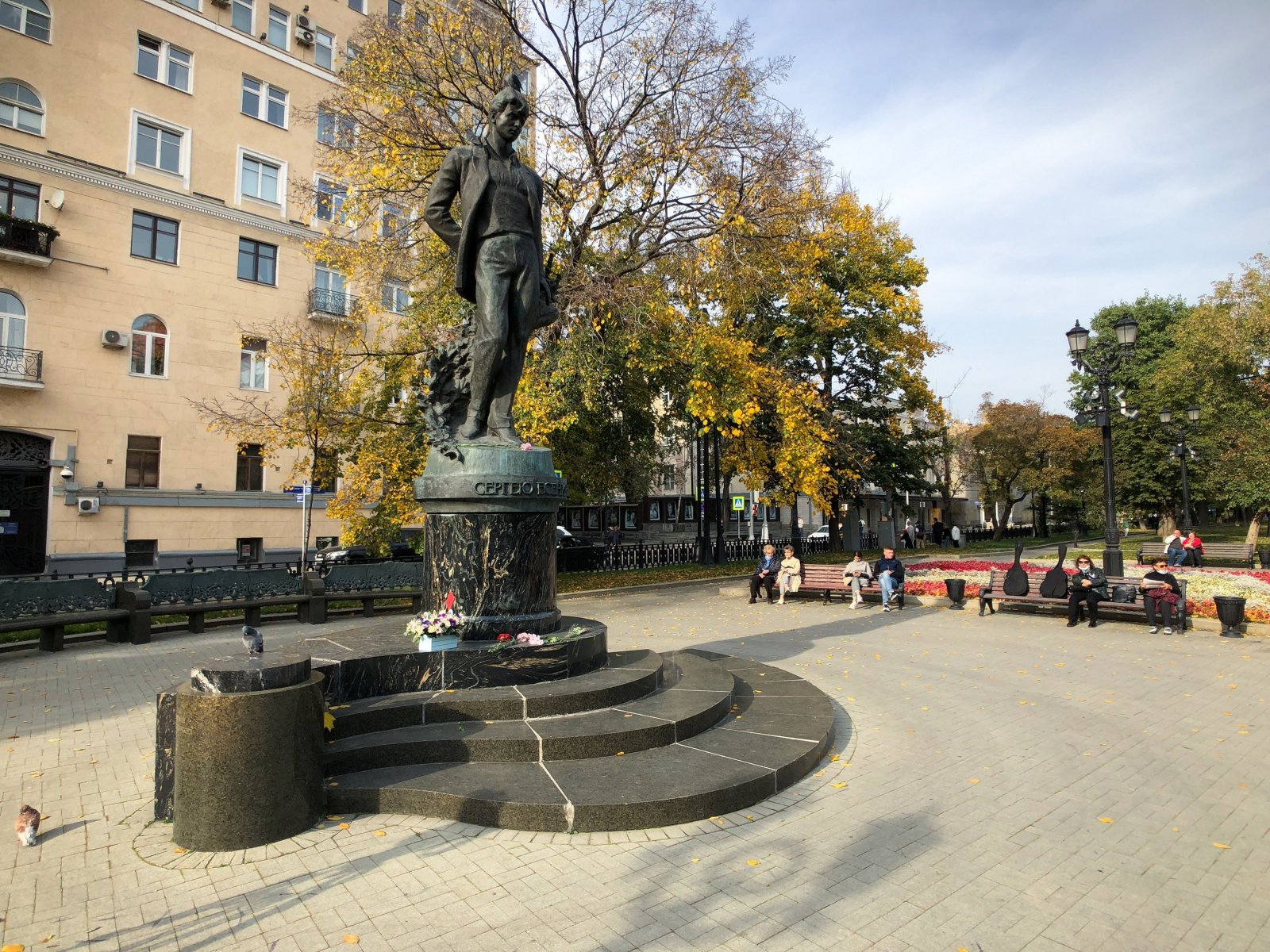 Бульвар есенина москва. Памятник Есенину в Москве на Есенинском бульваре. Памятник Есенину на Тверском бульваре. Памятник Сергею Есенину на бульваре в Москве. Памятник на Тверском бульваре в Москве.