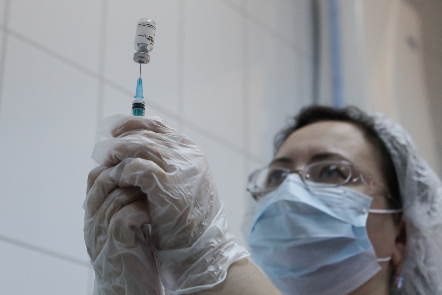 Вакцина «Спутник V» показала эффективность на 3 этапе испытаний