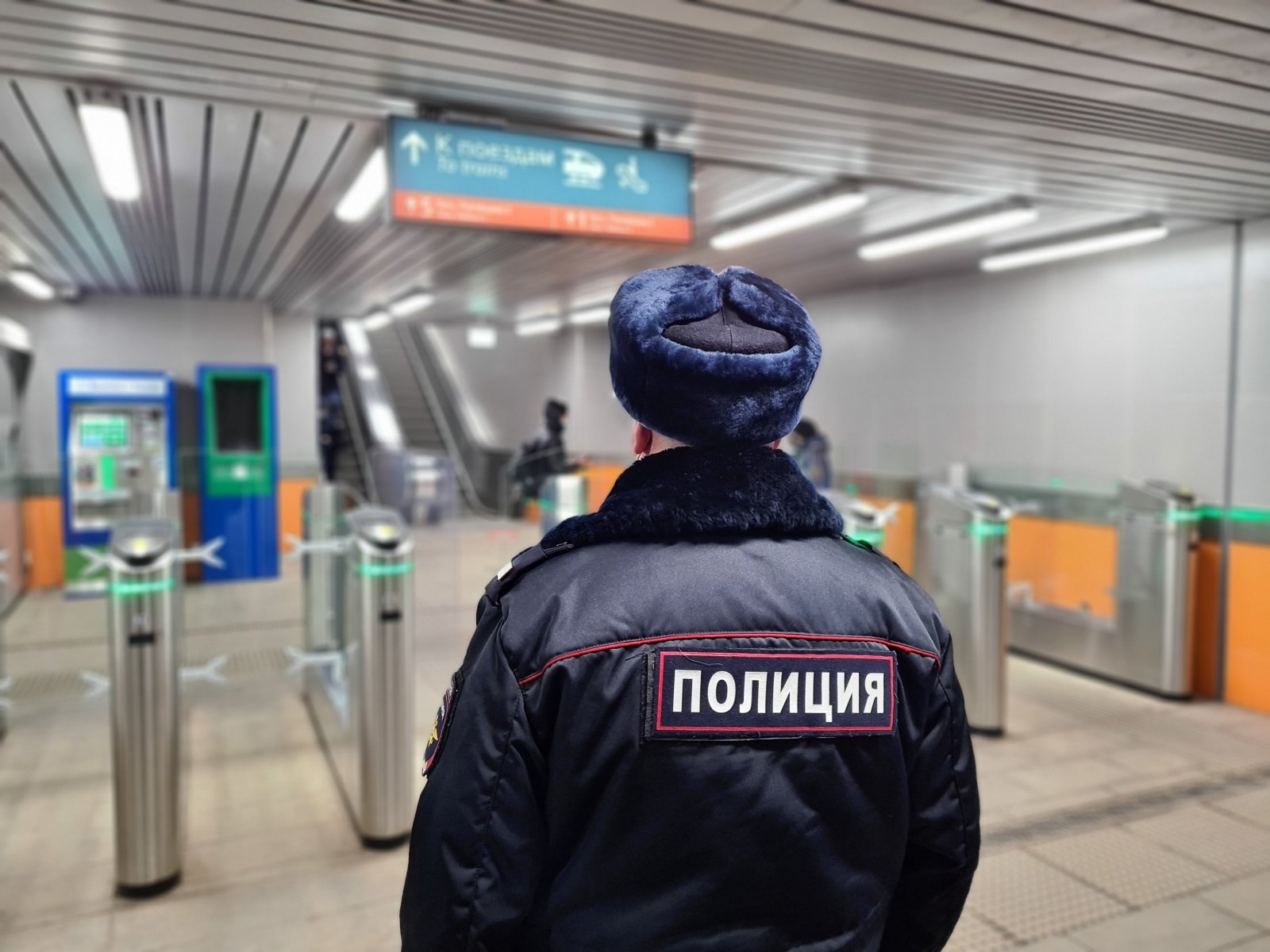 Московские полицейские помогли родить женщине в метро