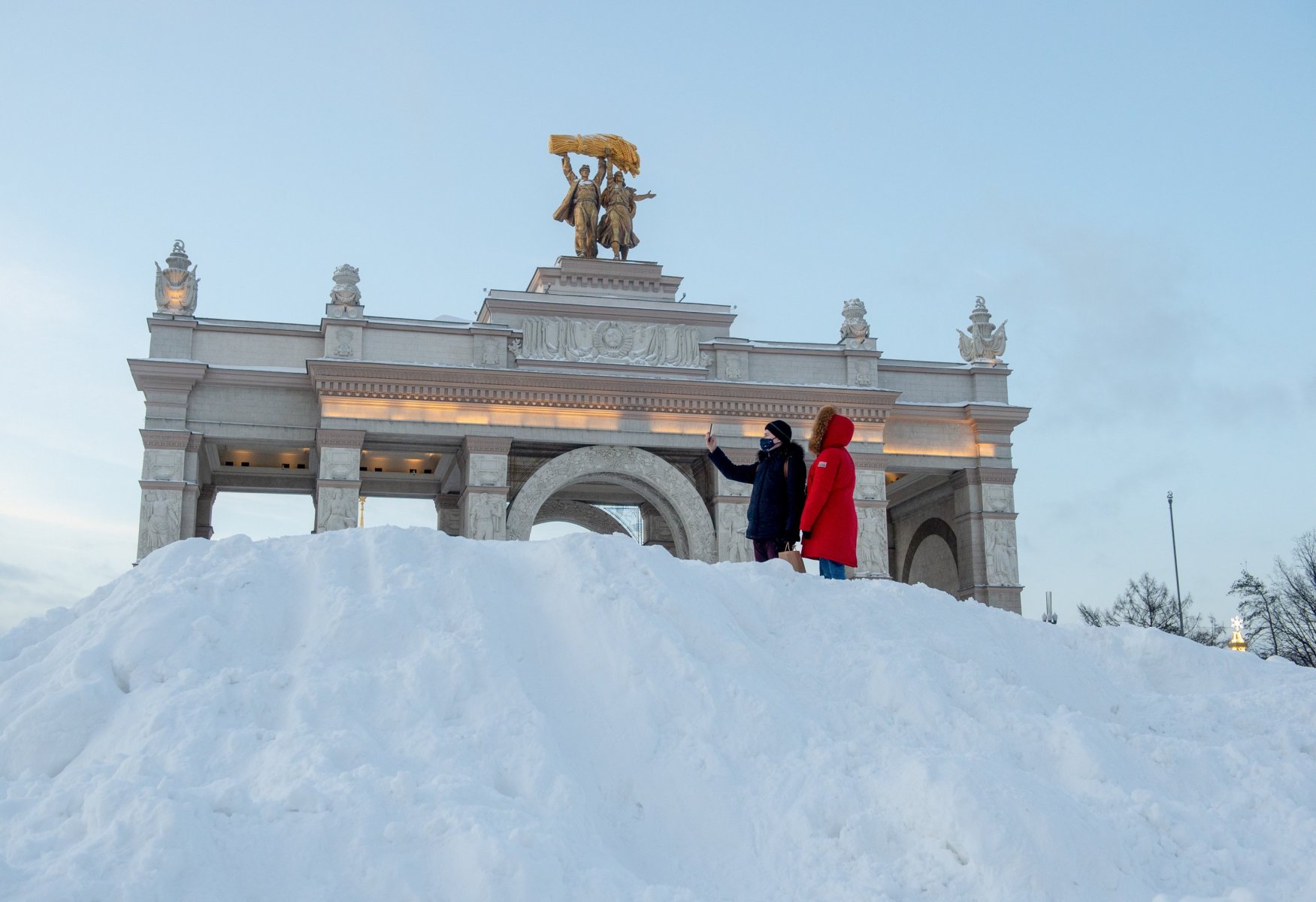 Февральский снегопад в Москве стал вторым в истории по высоте сугробов 