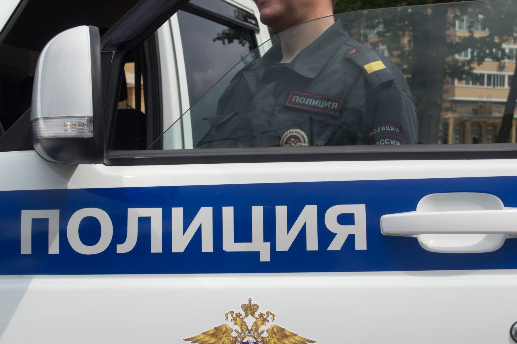 Неизвестный взобрался на крышу машины сотрудников полиции возле здания ФСБ в столице