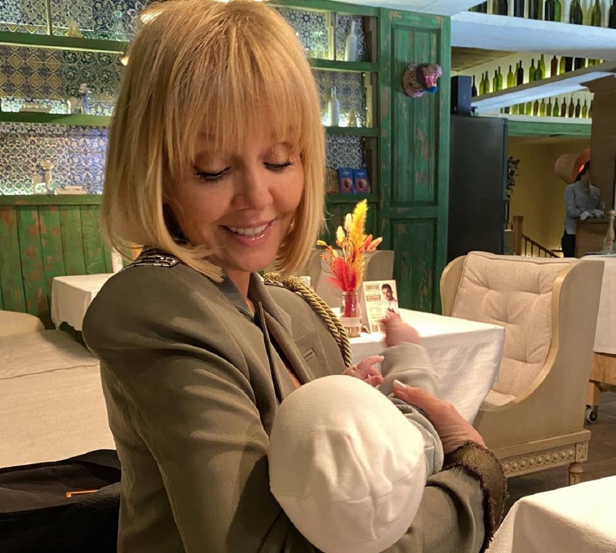 Валерия ходит с новорожденной внучкой в рестораны