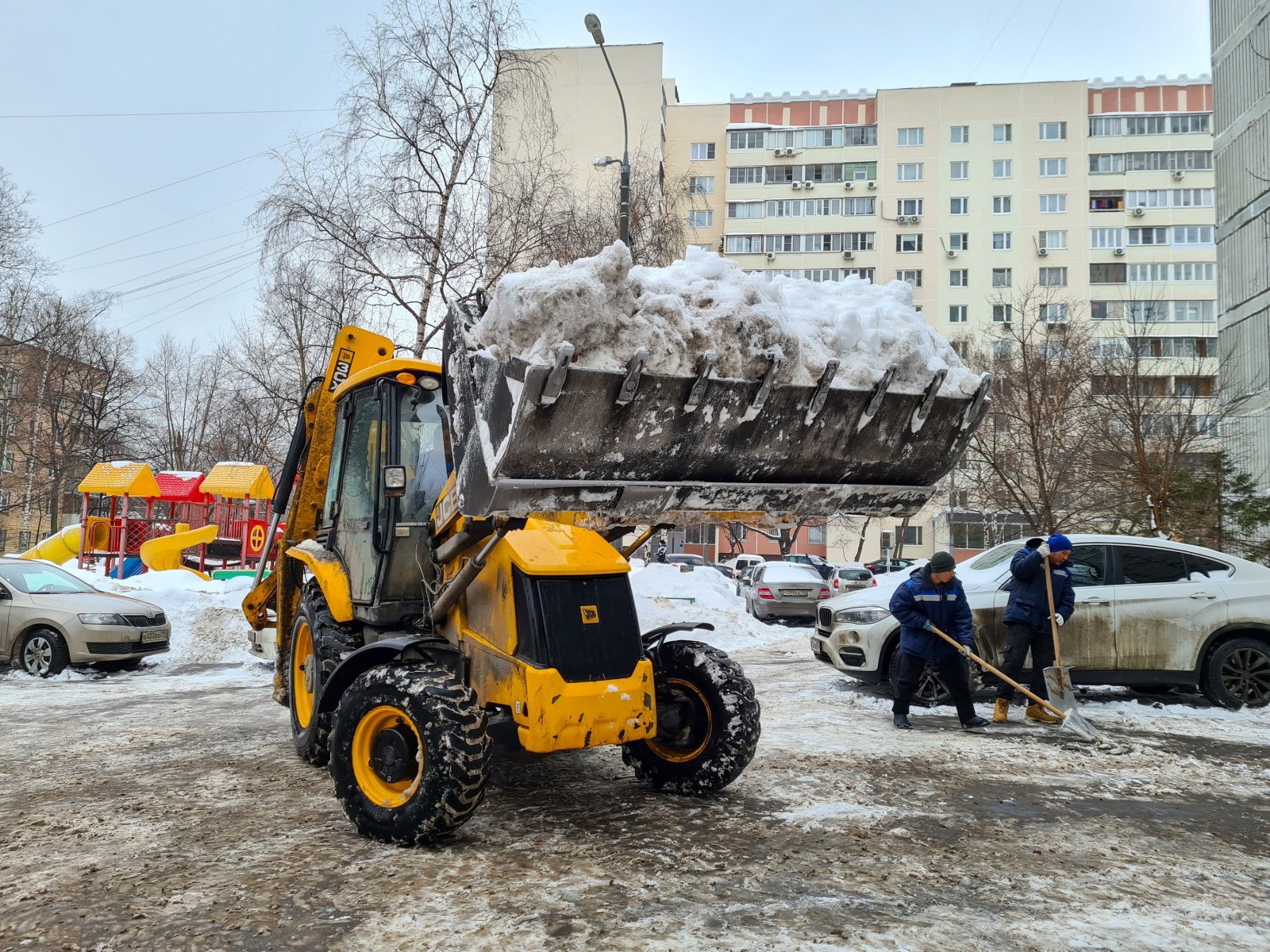 В Москве городские службы продолжают уборку снега с улиц и дворов 