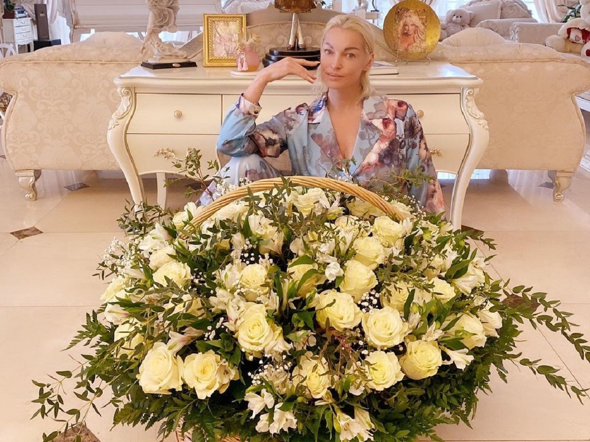 Стало известно, кто подарил огромную корзину цветов Волочковой