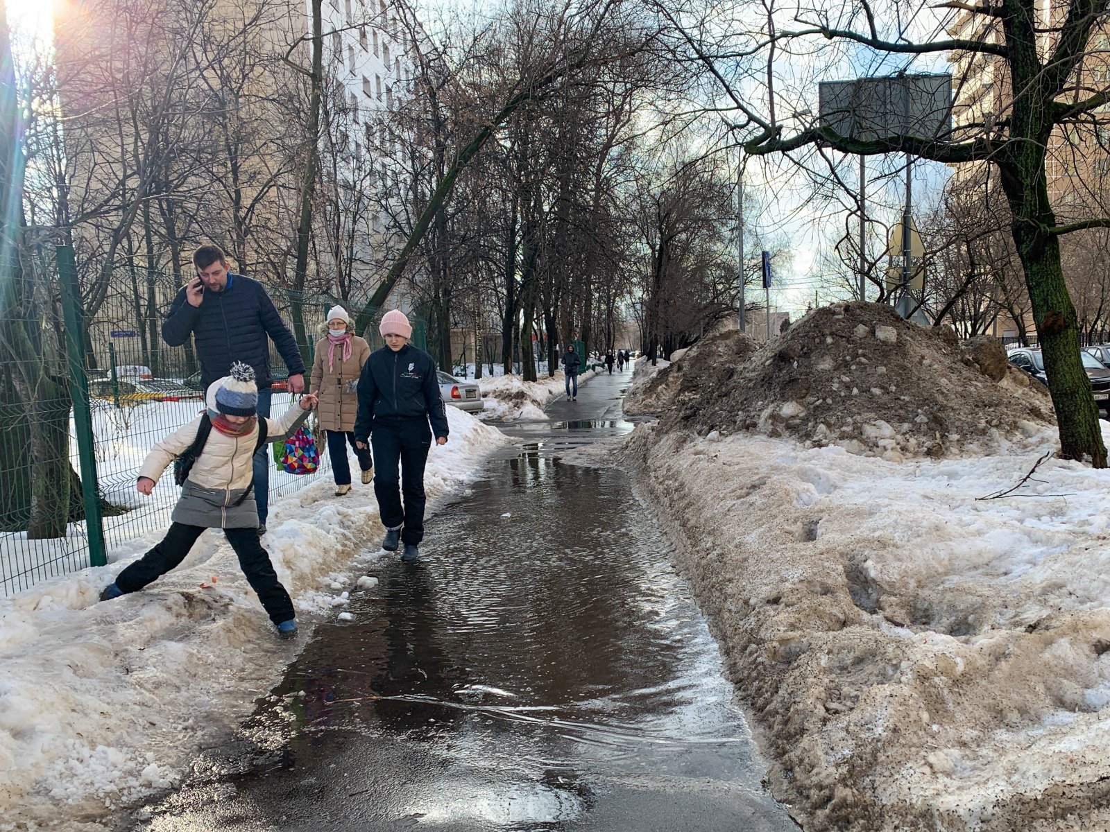 Тай тай на дороге грязный снег. Тает снег в Москве. Снег и лужи. Таяние снега в Москве.