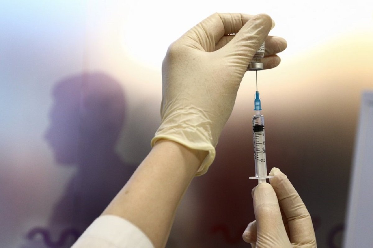 Россияне рассказали зачем делают вакцинацию от коронавируса