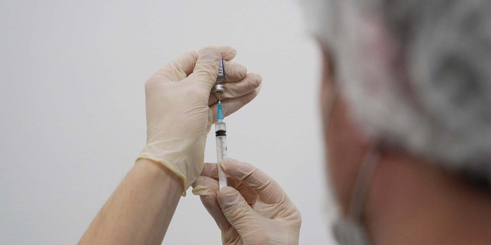 Центры вакцинации от коронавируса открылись в 19 детских поликлиниках столицы