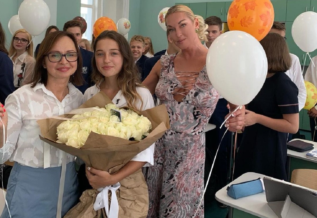 Волочкова пришла на 1 сентября к дочери в вульгарном виде
