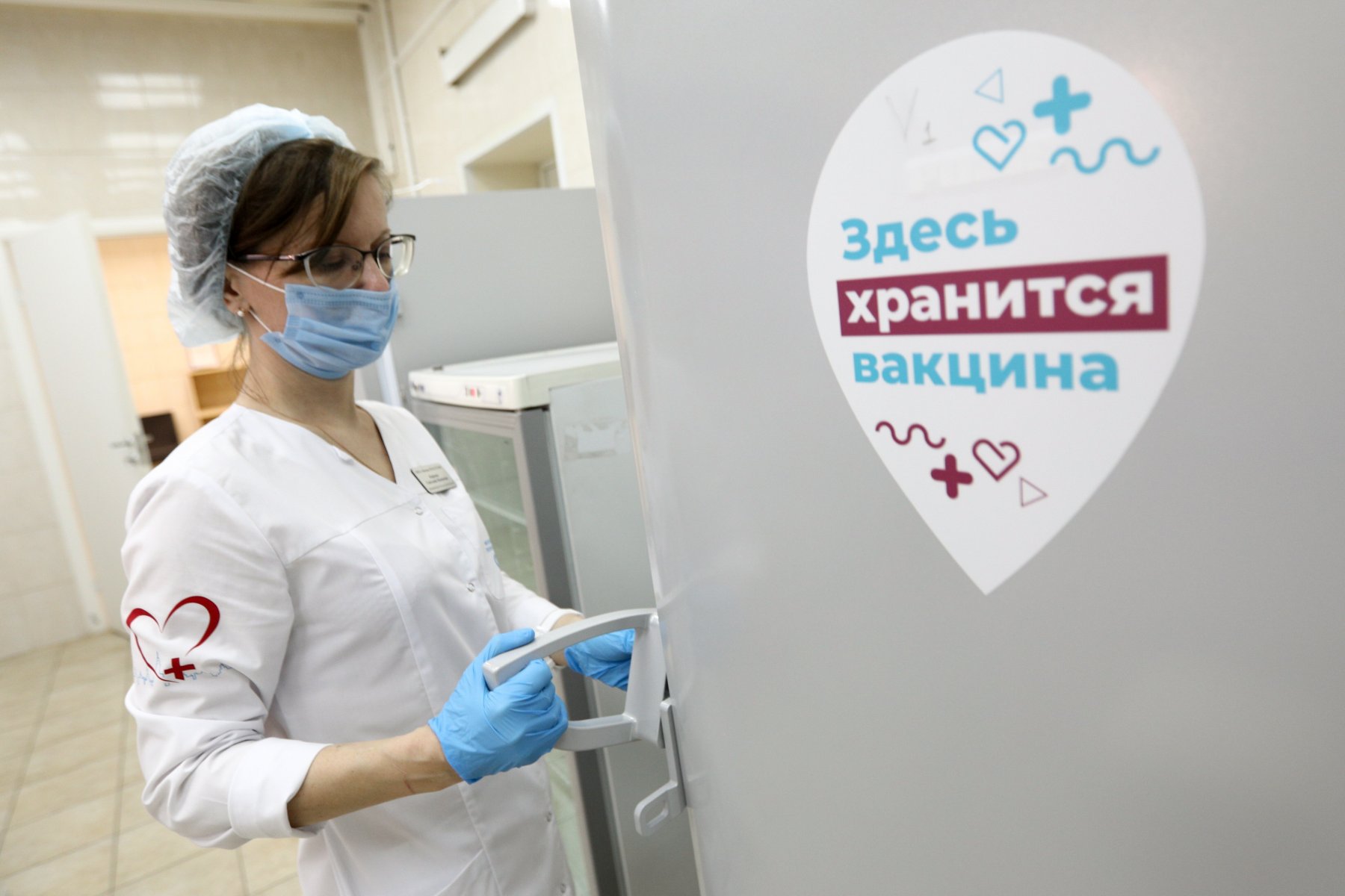 Иммунолог назвал проблемой отказ россиян от вакцинации против COVID-19