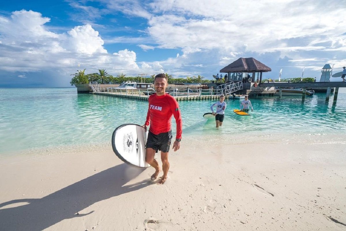 Участники серф-лагеря Тимати шокированы условиями проживания на Мальдивах