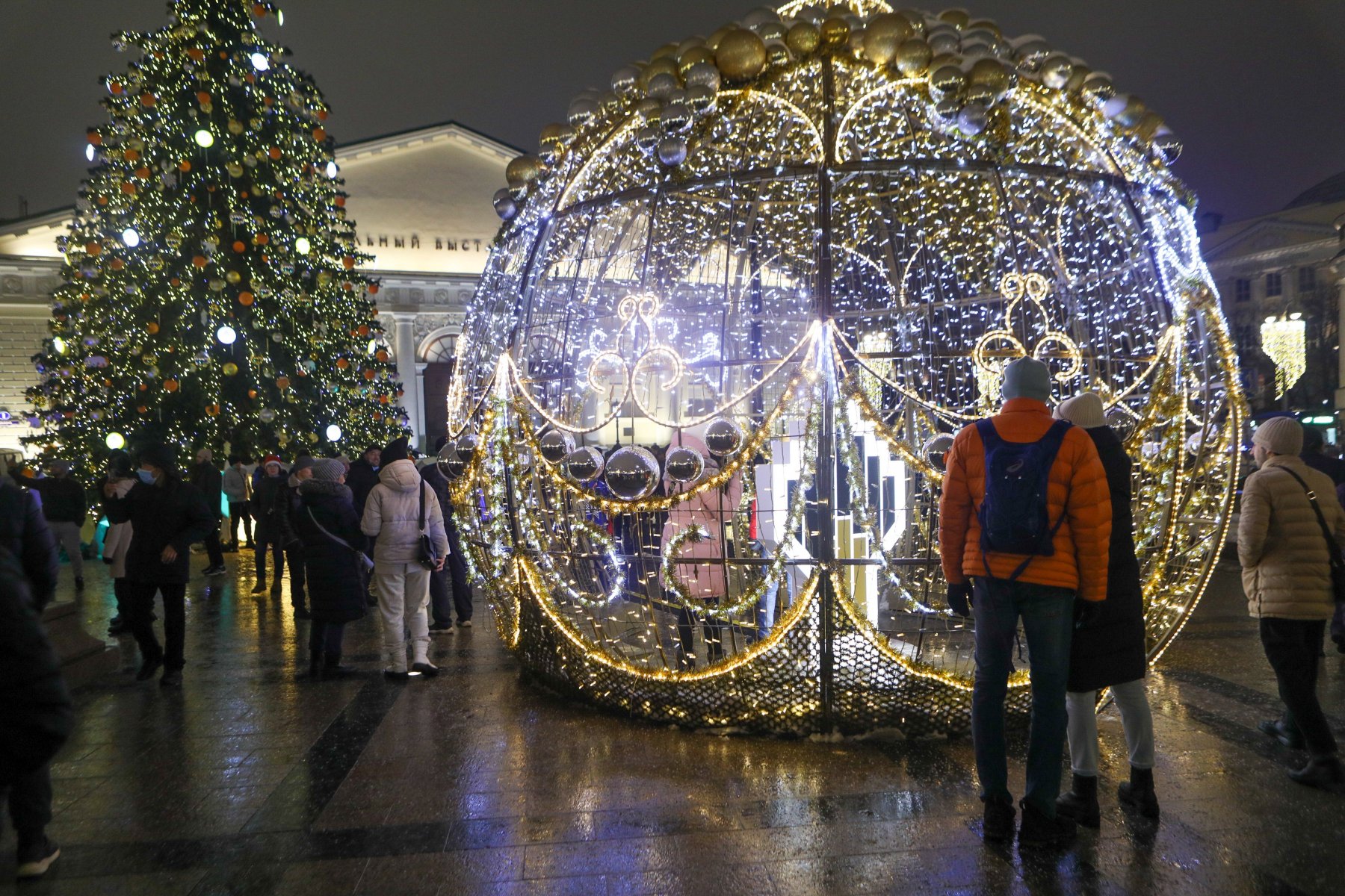 На московских улицах устанавливают новогодние украшения