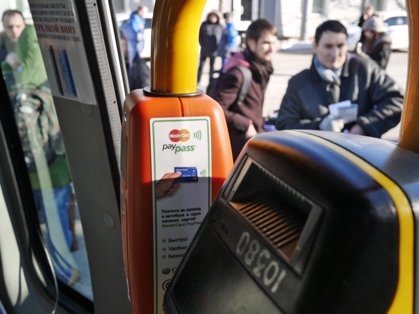 Водители общественного транспорта в Подмосковье вынуждают пассажиров платить наличными