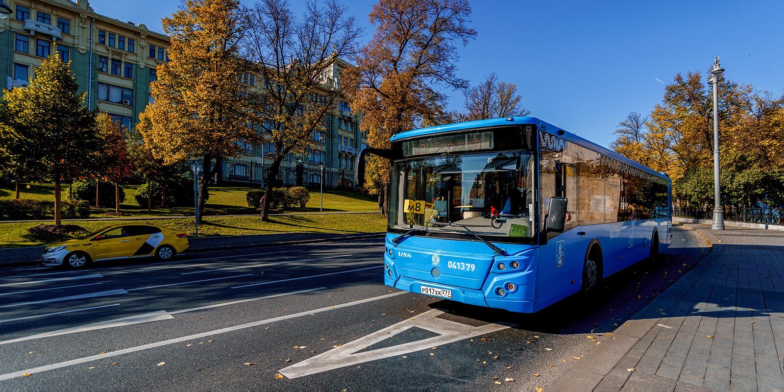 Транспорт в ноябре. Остановка автобуса. Маленький автобус. Новые автобусы. Московские остановки.