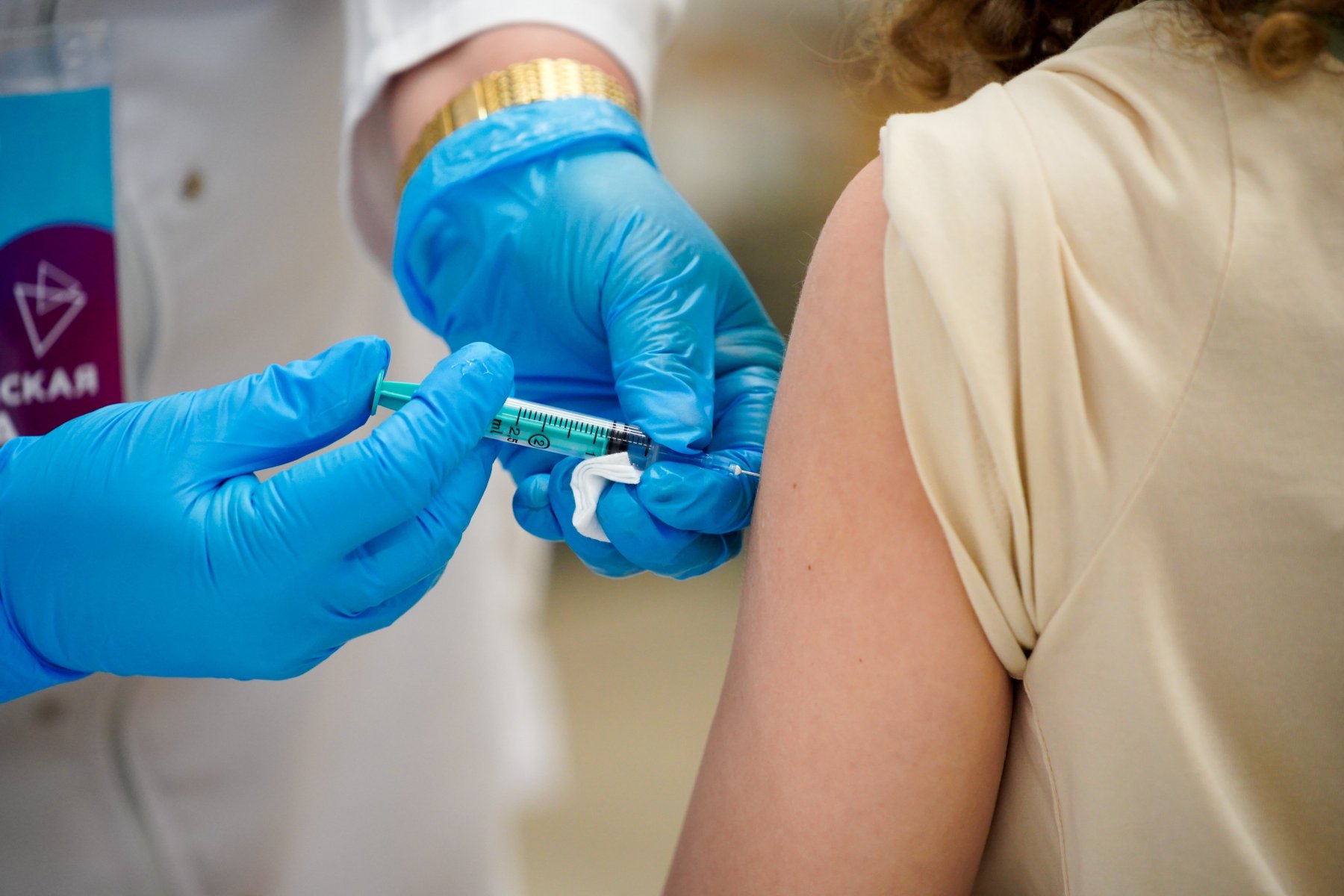 В Подмосковье более 63% взрослого населения вакцинировано от коронавируса