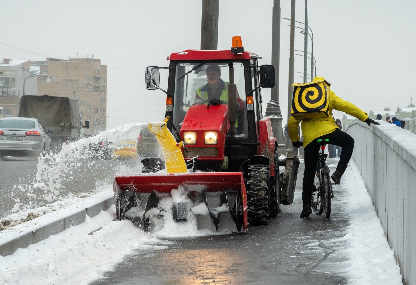Минтранс Подмосковья призывает отложить поездки на личном транспорте из-за снегопада