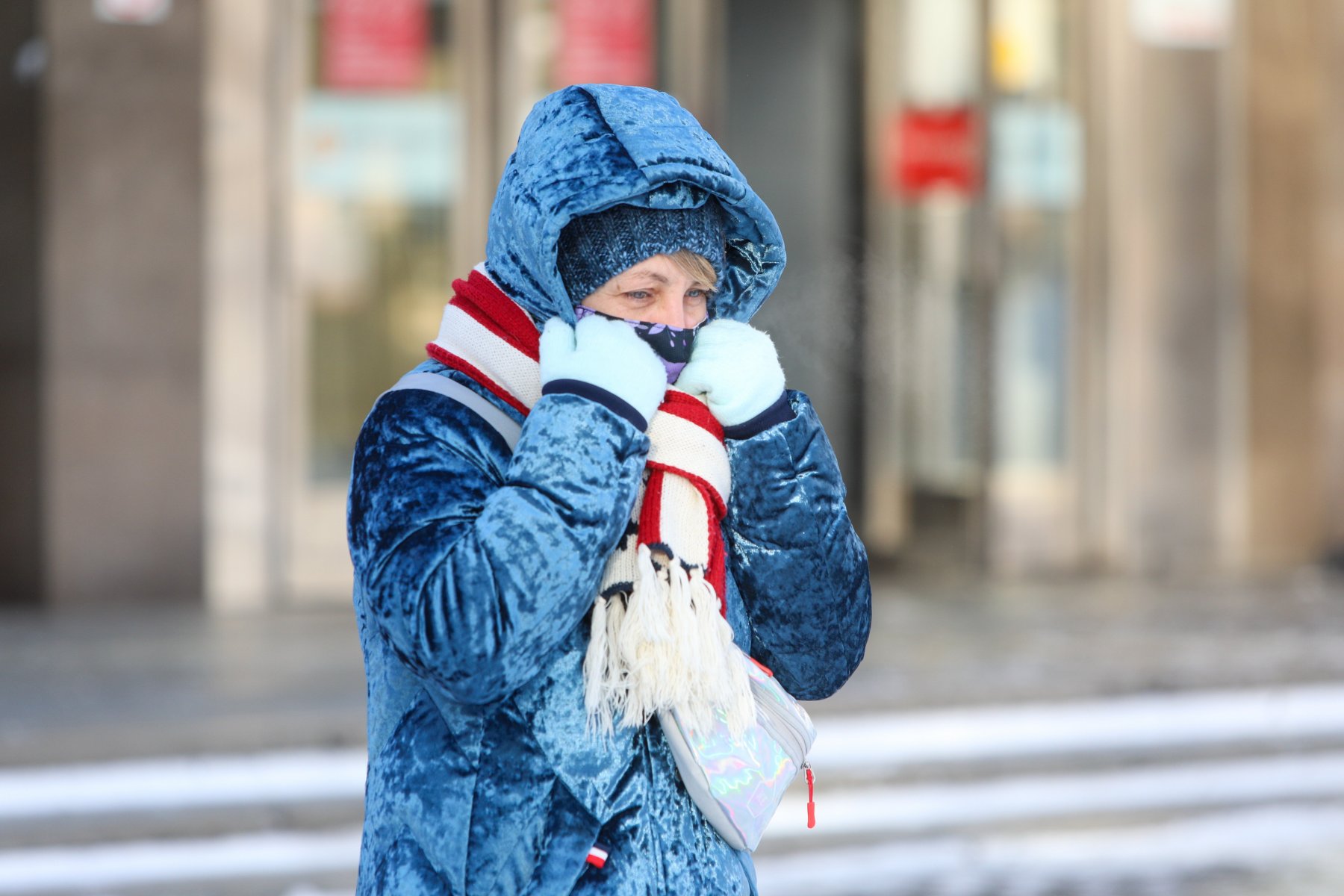 It was a cold january. Люди зимой на улице. Морозы в Москве. Похолодание в Москве. Холод в Москве.