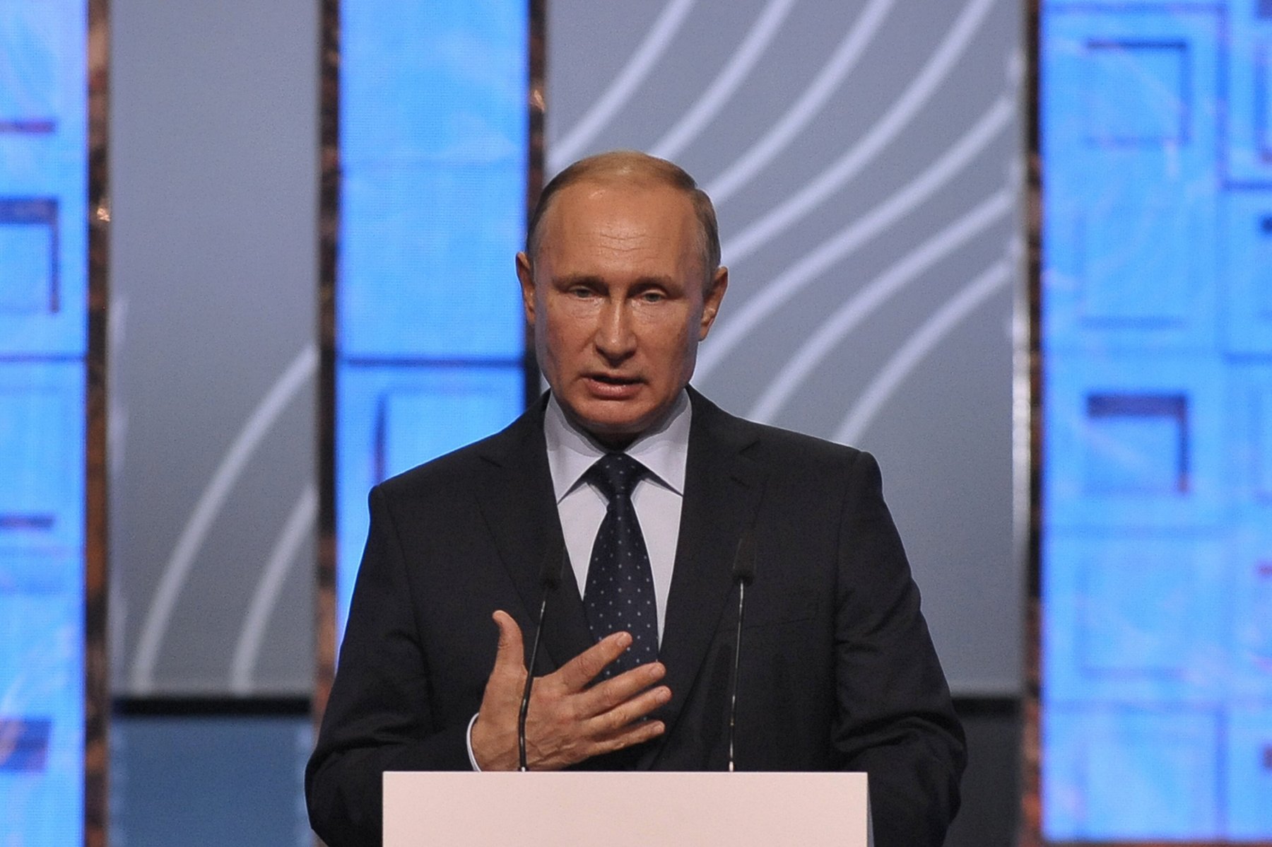 Путин подписал закон, разрешающий губернаторам избираться более чем на два срока подряд