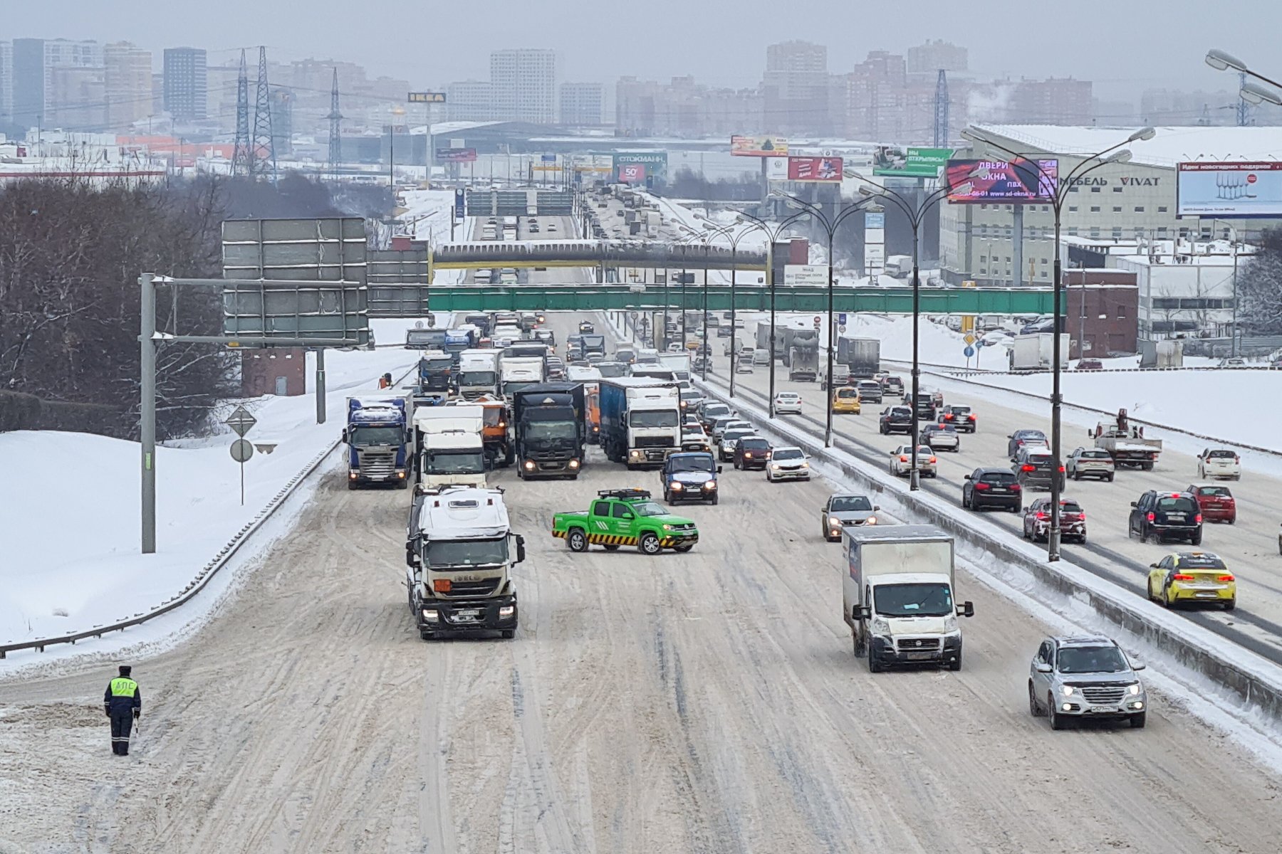 Дорожные службы Москвы и Подмосковья работают в усиленном режиме из-за снегопада
