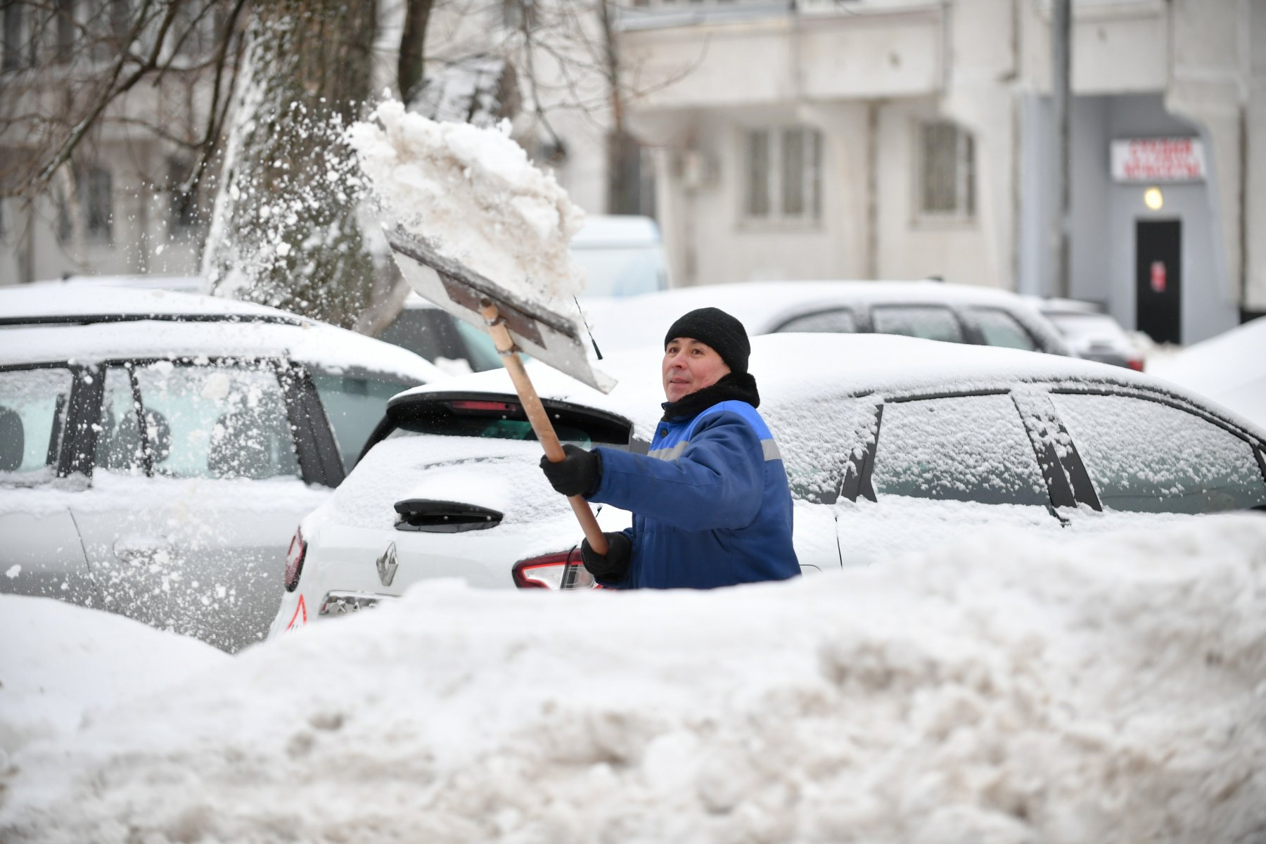 «У вас город — ледовая арена?»: приехавшие на чемпионат по фигурному катанию москвичи о качестве уборки снега в Петербурге