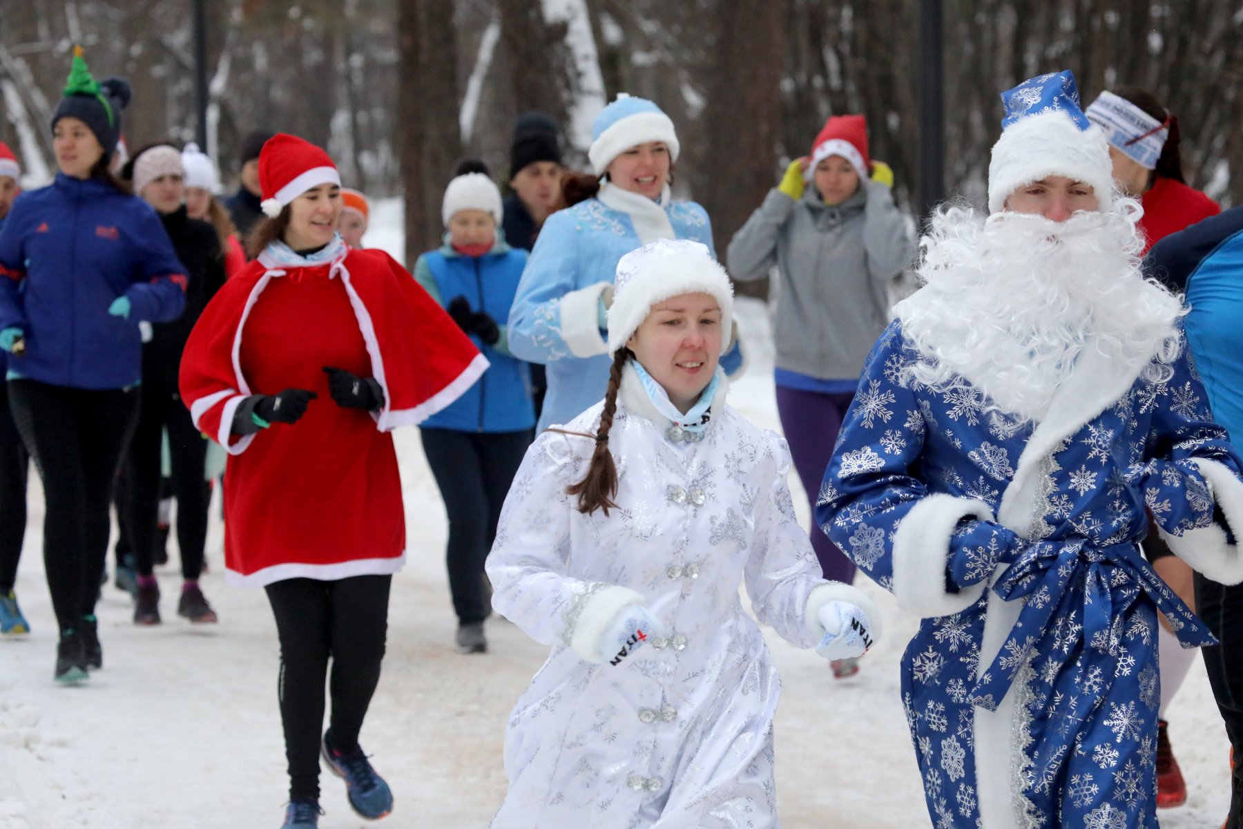 Деды Морозы со Снегурочкой голыми пробежали по Новосибирску