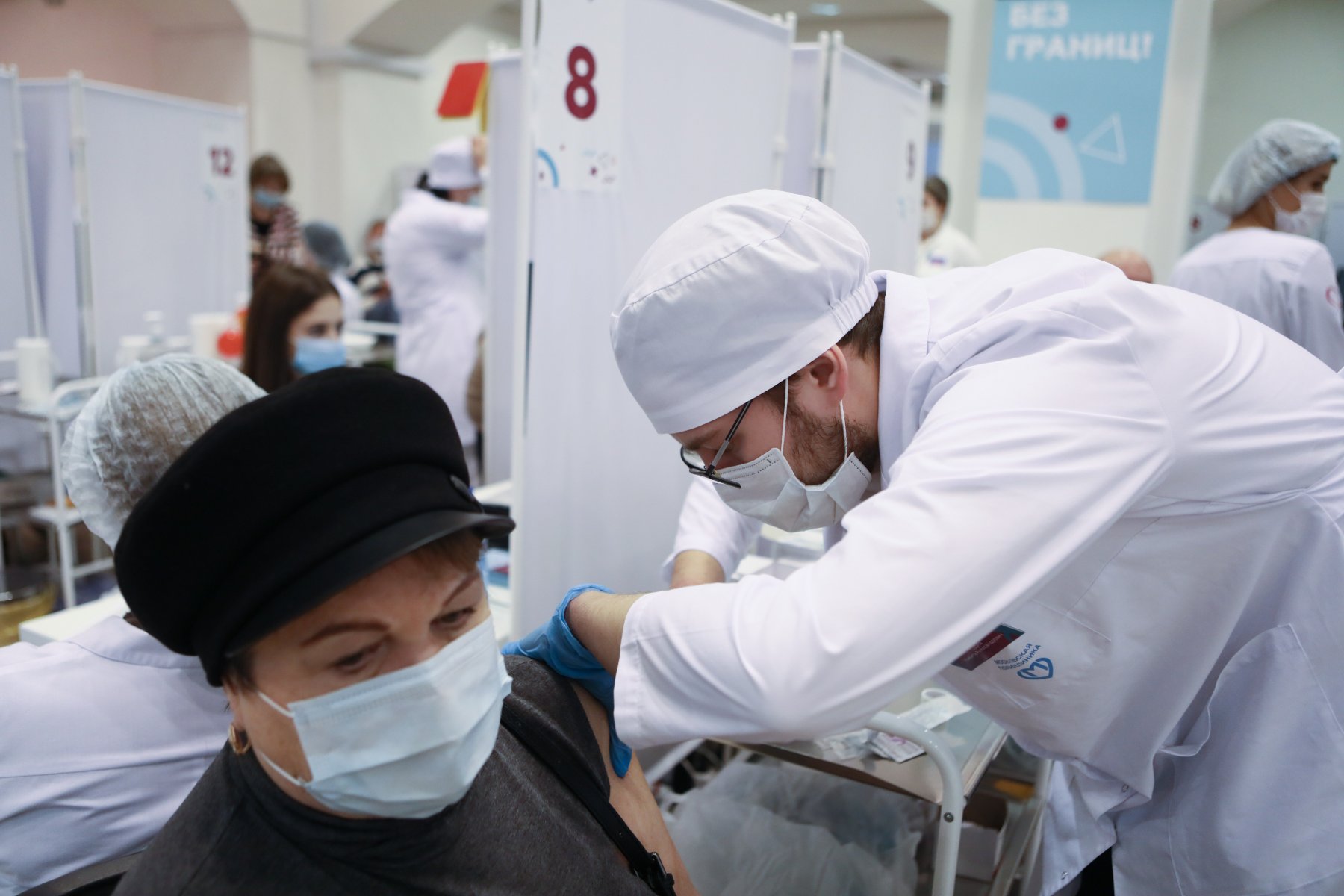 Более 1,4 млн пожилых москвичей за год прошли вакцинацию от COVID-19 