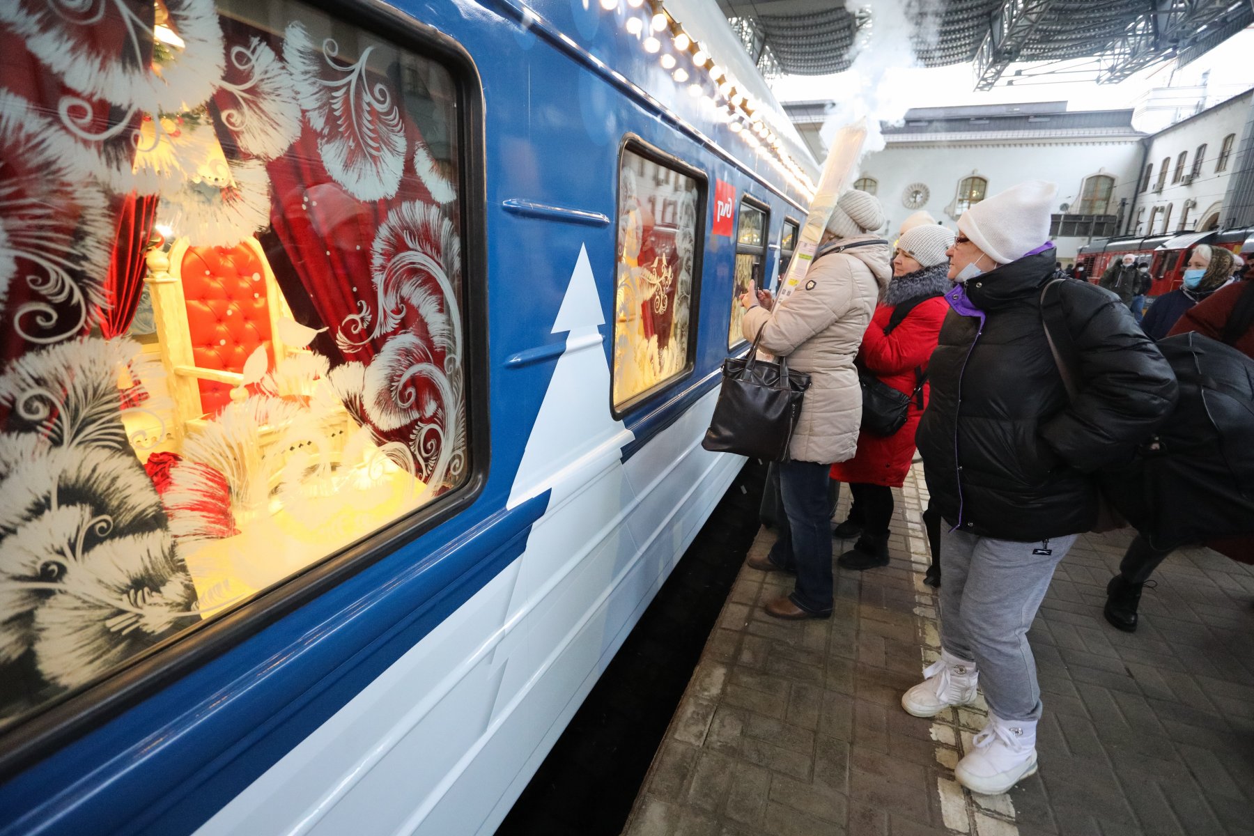 Сказочные персонажи, угощения и гирлянды. Какие ещё сюрпризы ждут пассажиров новогодних поездов?