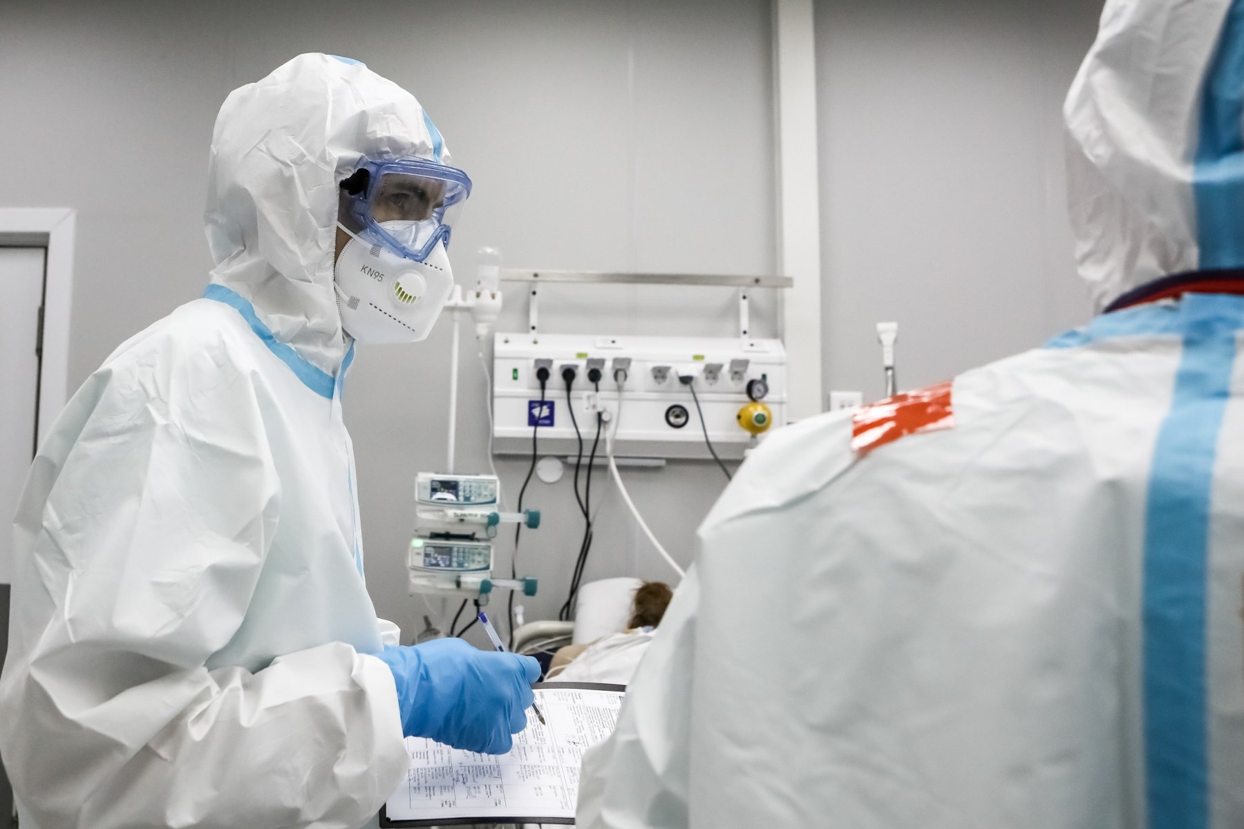 Вирусолог надеется на завершение пандемии после волны штамма «омикрон»