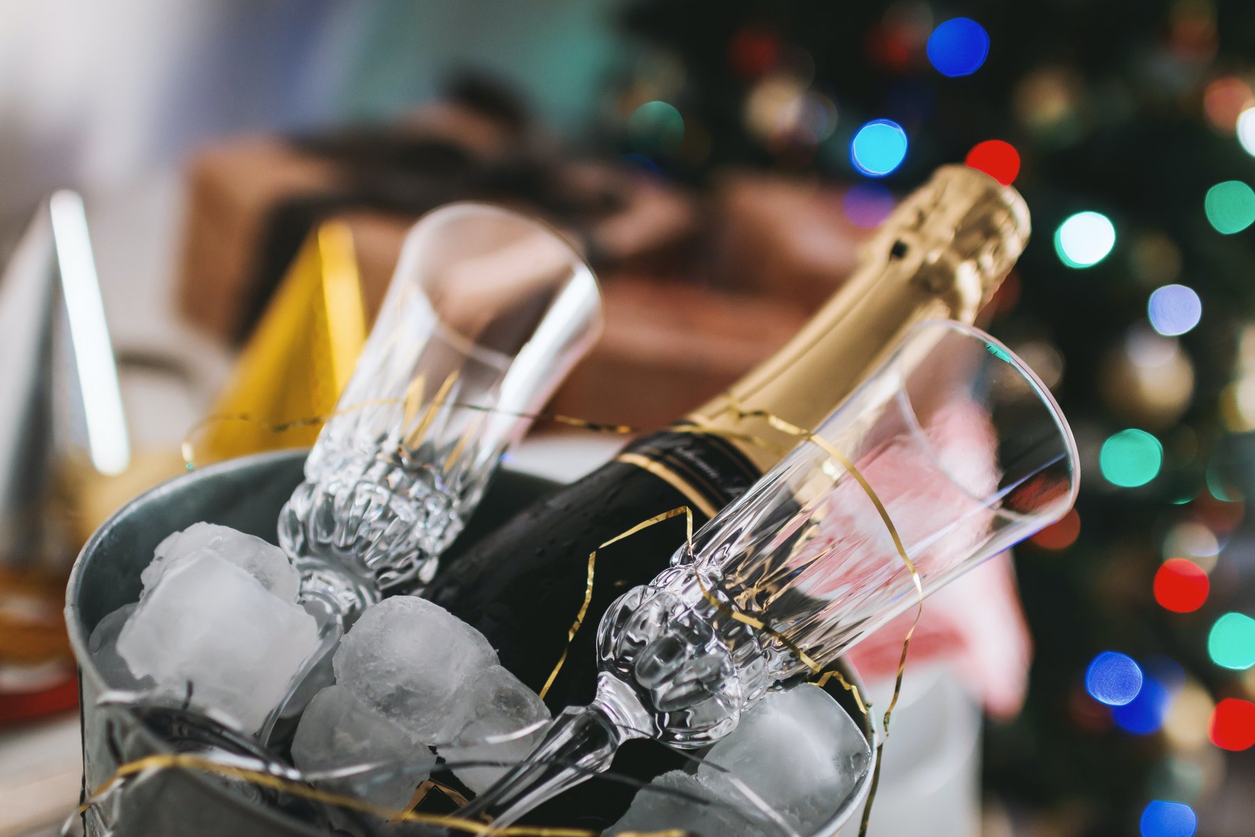 Бокал шампанского в Новый год не навредит выработке антител к коронавирусу после вакцинации