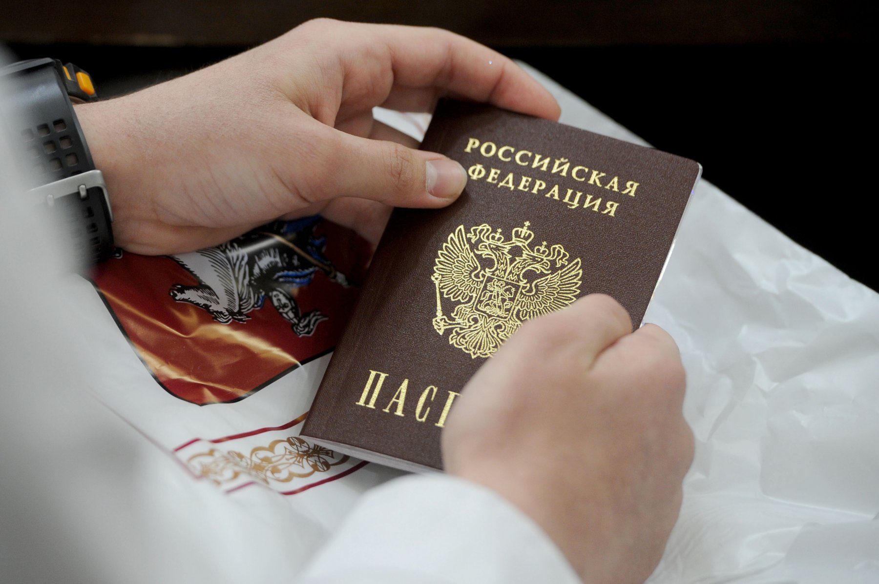 Бумажный паспорт станет недействителен после выдачи электронного