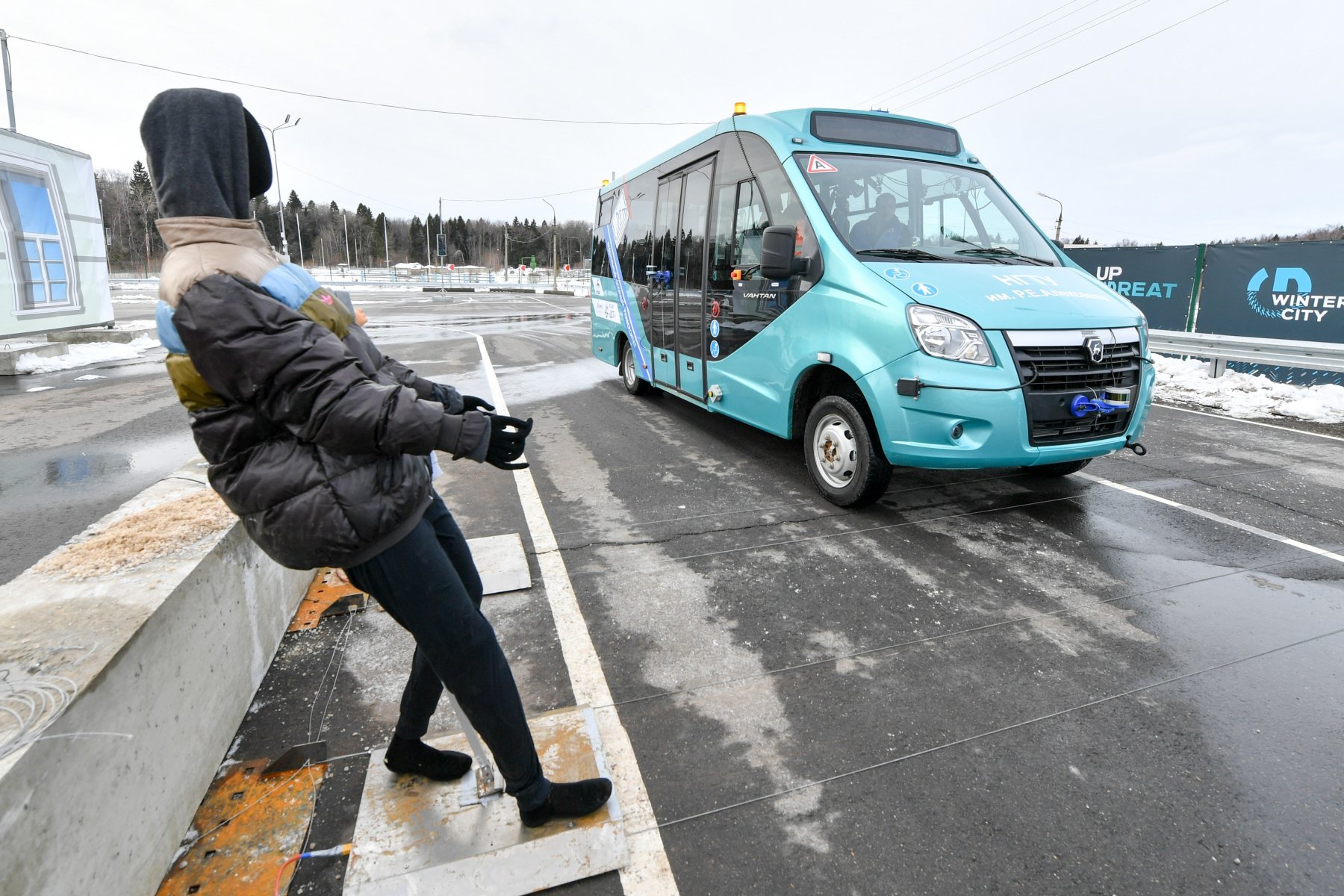 Беспилотный автобус для парковых зон испытали на ВДНХ