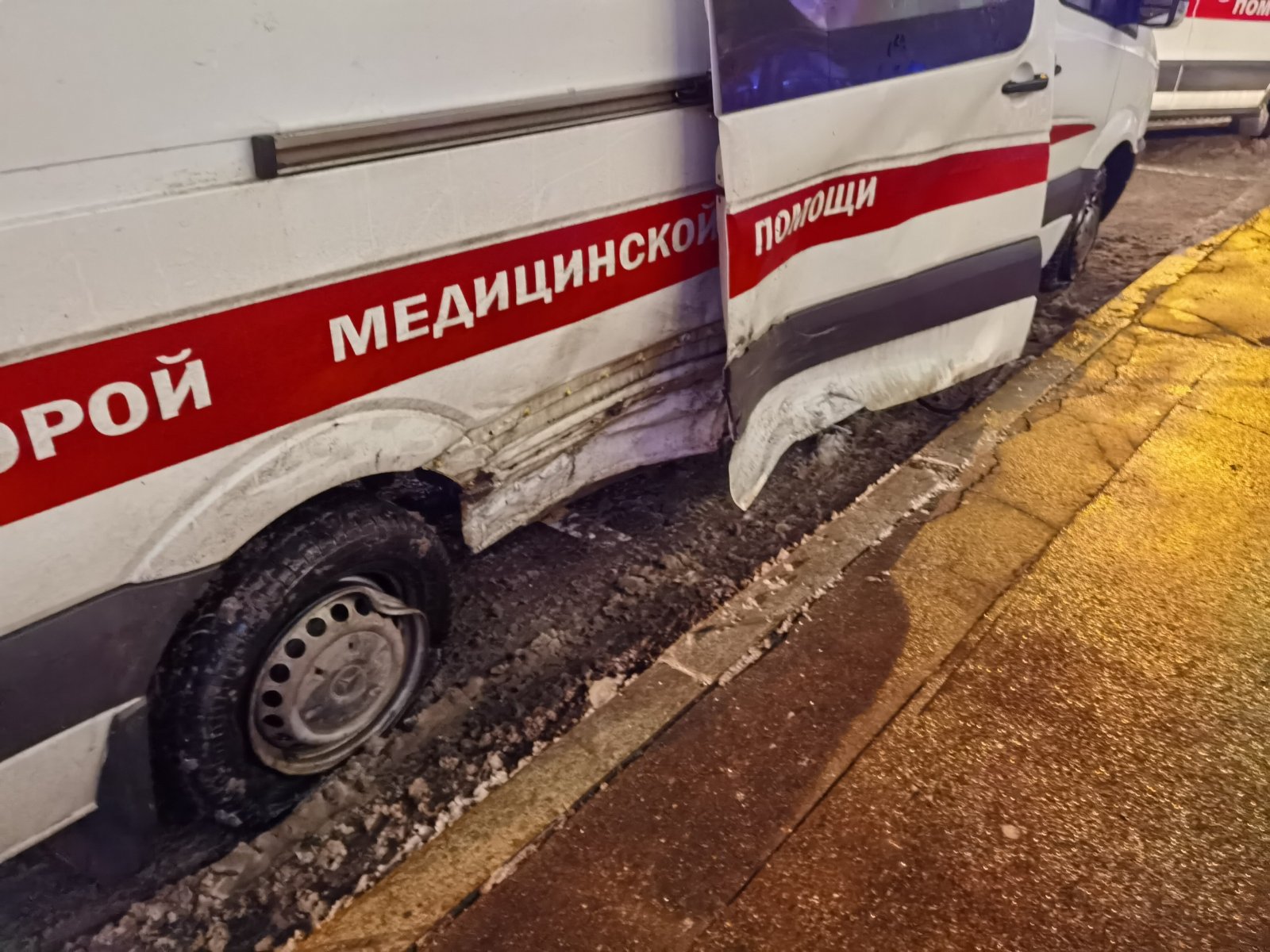 Автомобиль скорой помощи перевернулся на юго-западе Москвы