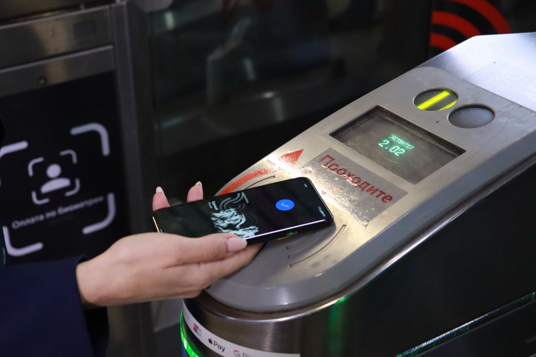 К концу 2022 года все турникеты столичного метро будут принимать банковские карты 