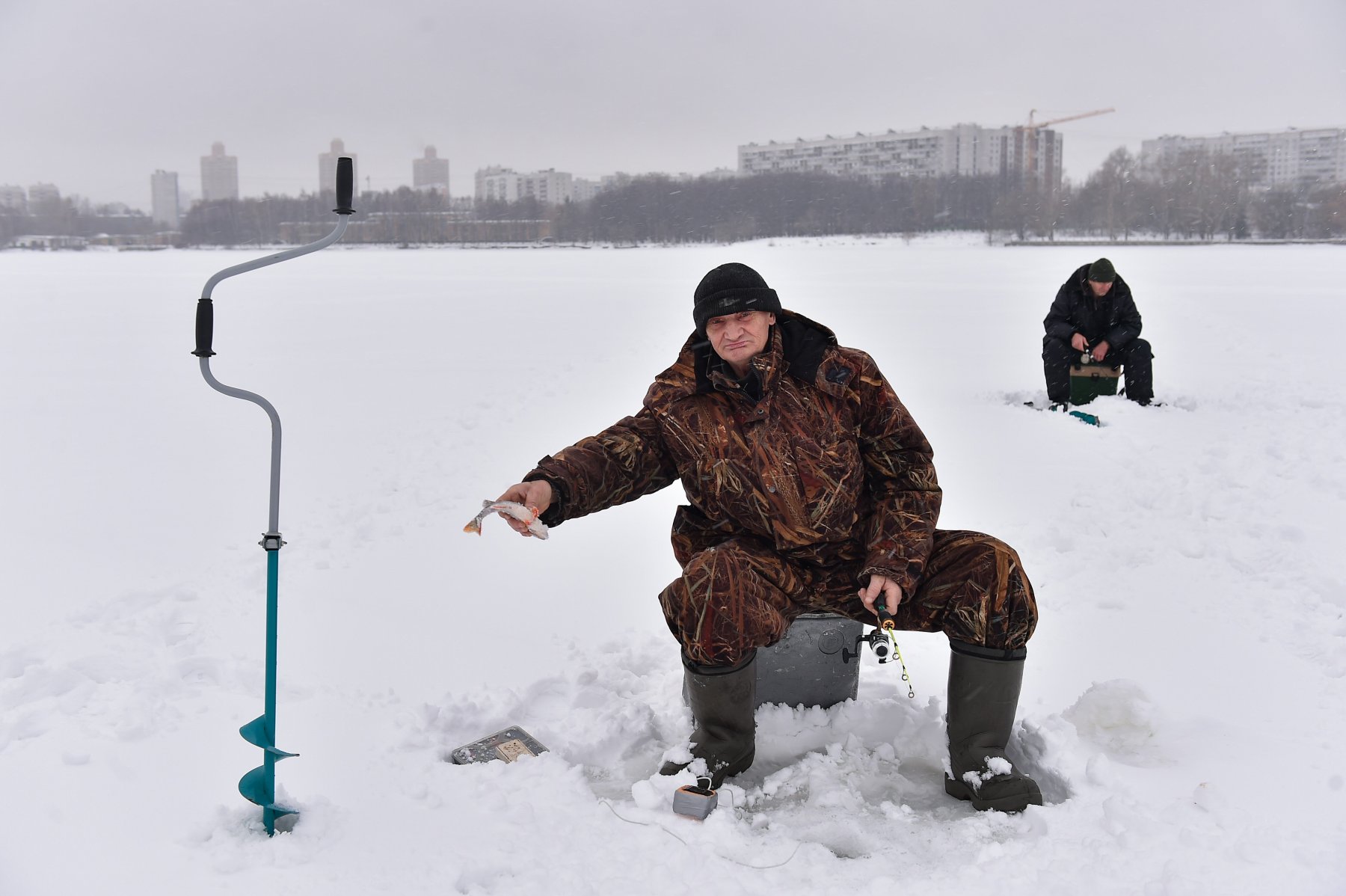 Мособлпожспас: на зимнюю рыбалку берите спасательный жилет и два штыря, соединенные веревкой
