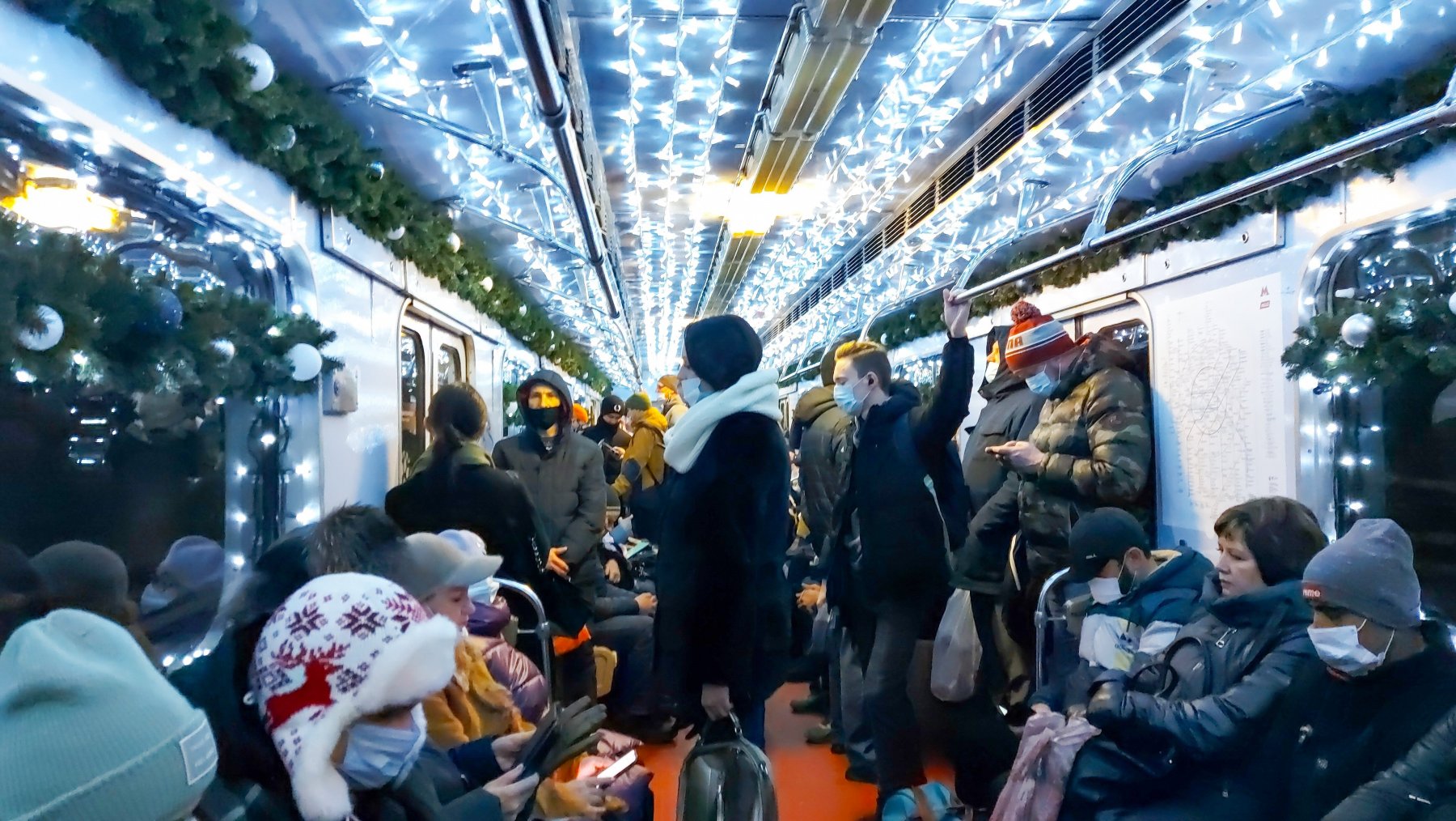Свыше 32 тысяч человек встретили Новый год в столичном метро