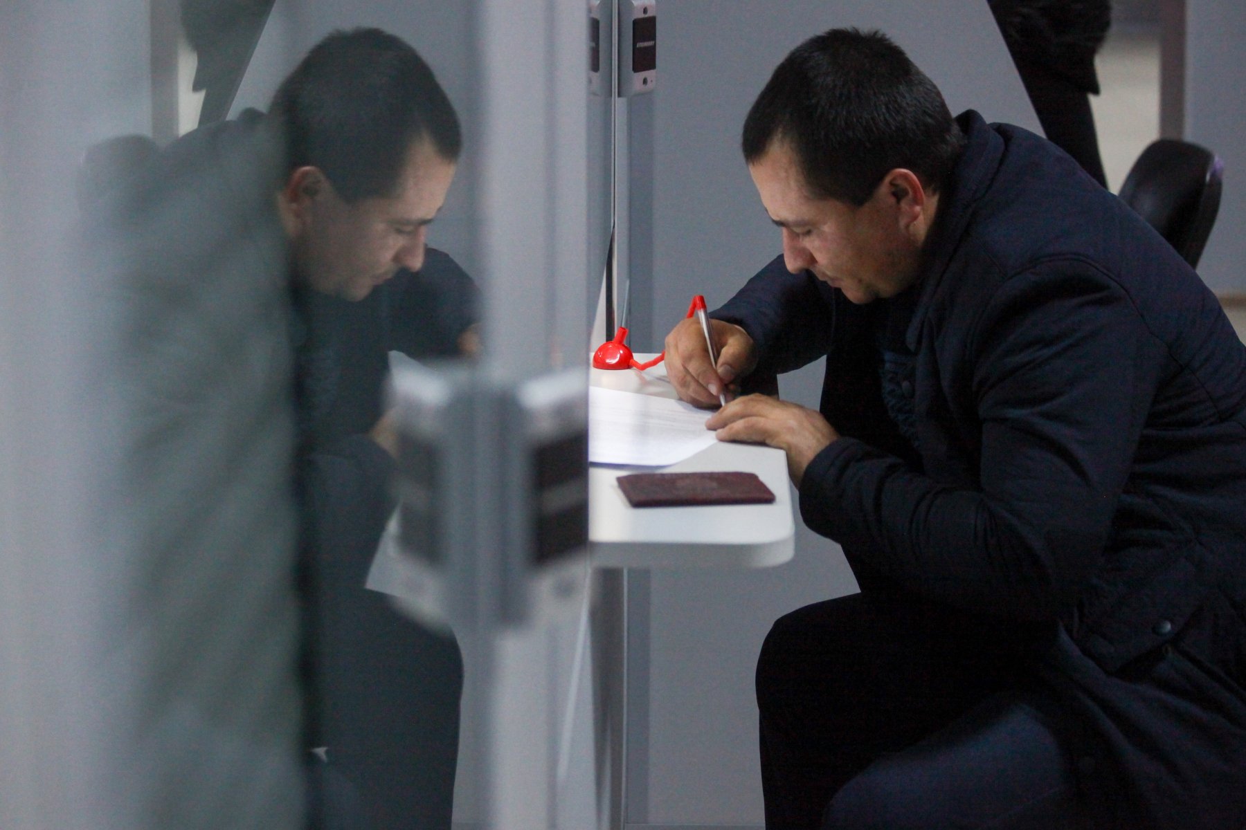 В Москве вручили первое временное удостоверение личности человеку без гражданства