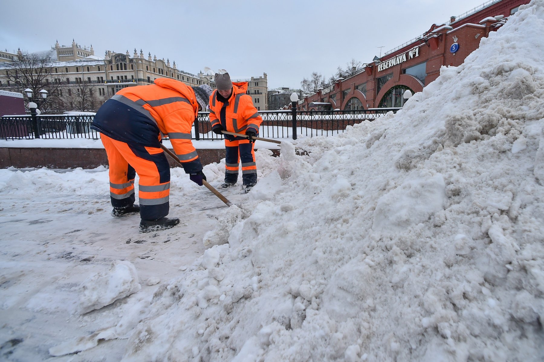 Коммунальные службы Петербурга «перекладывают» штрафы за уборку снега на простых горожан