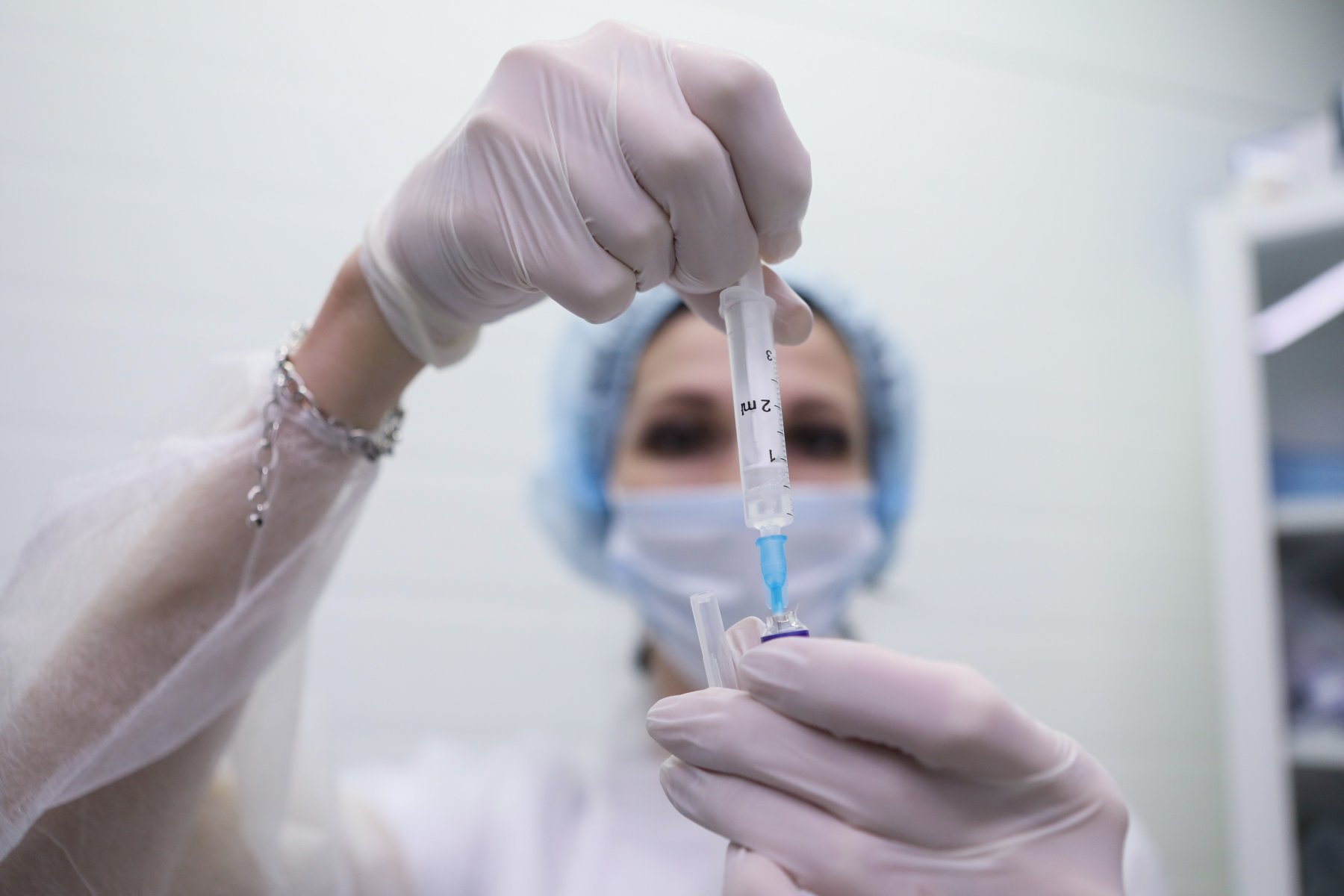 Исследование вакцины для подростков от COVID-19 идет в 12 медучреждениях Москвы