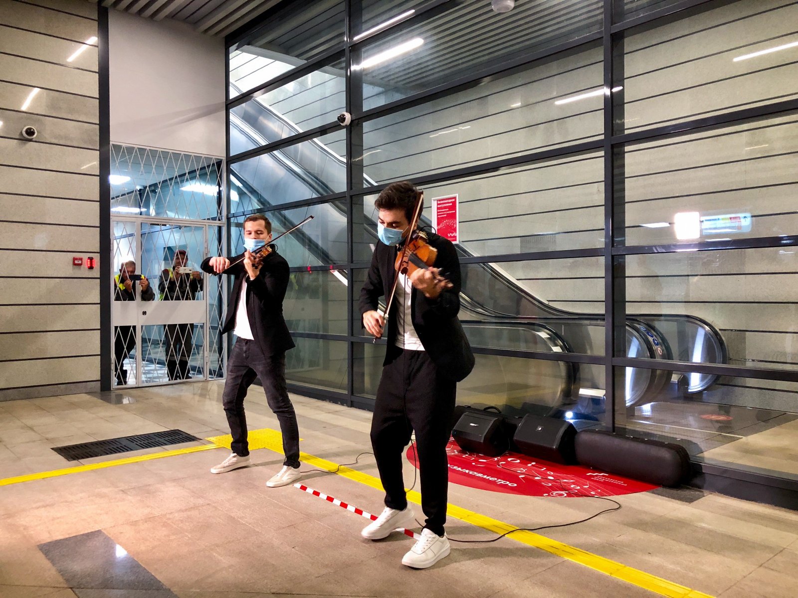 Крымские музыканты порадовали пассажиров столичного метро живой музыкой