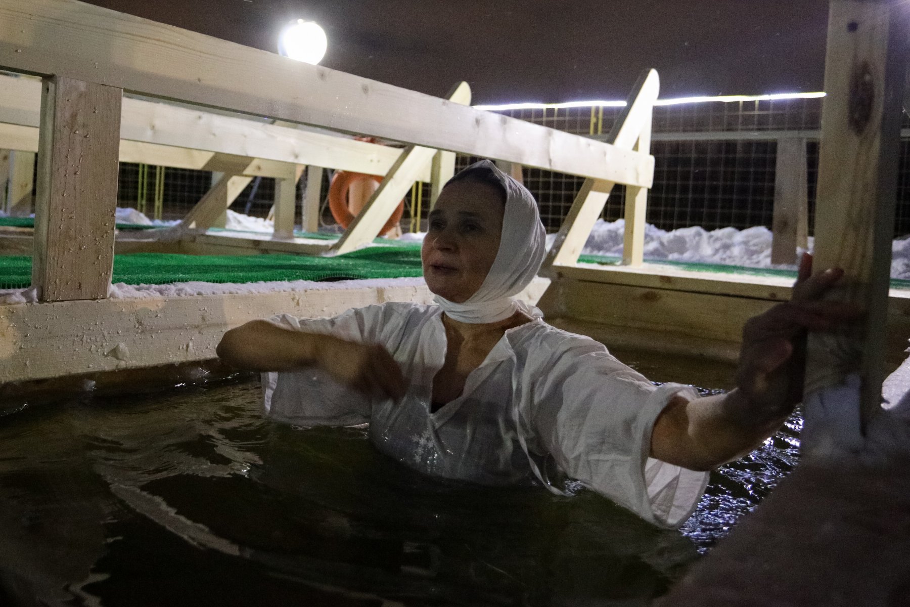 Жители Москвы искупались в Останкинском пруду на Крещение Господне