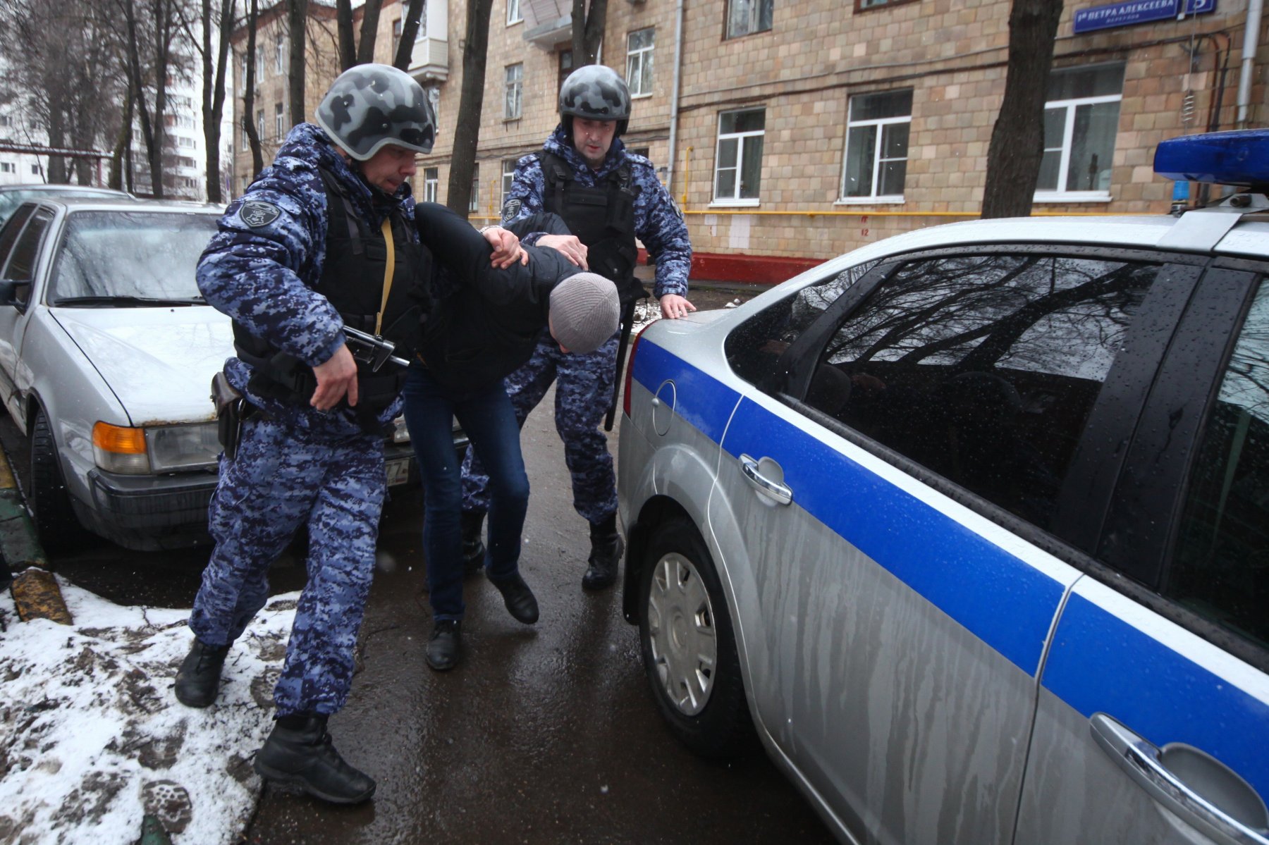 Подозреваемых в серии краж троих мужчин задержали в Подмосковье